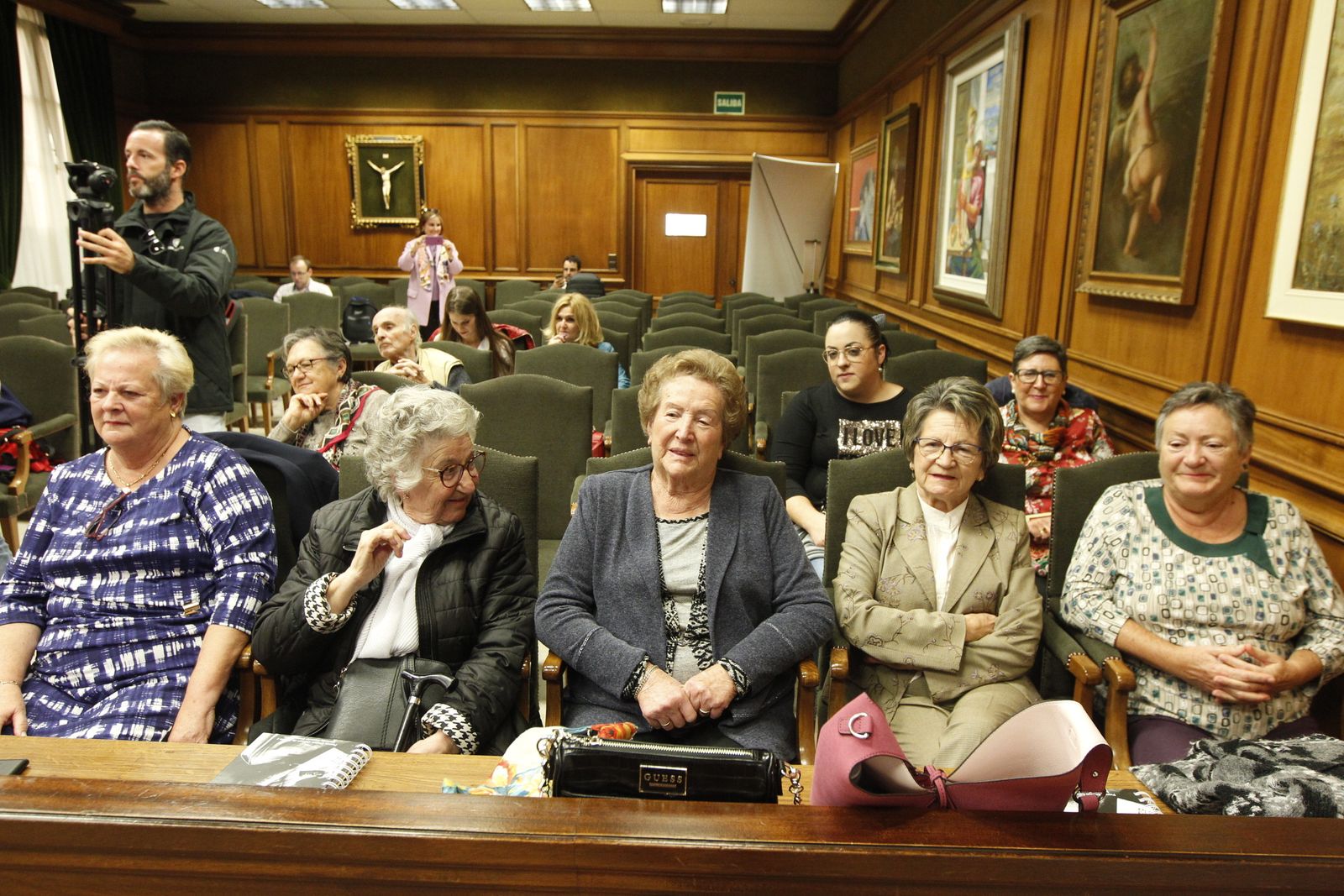 Fotogalería entrega acreditaciones Talleres Carmen de Burgos. Diputación de Almería