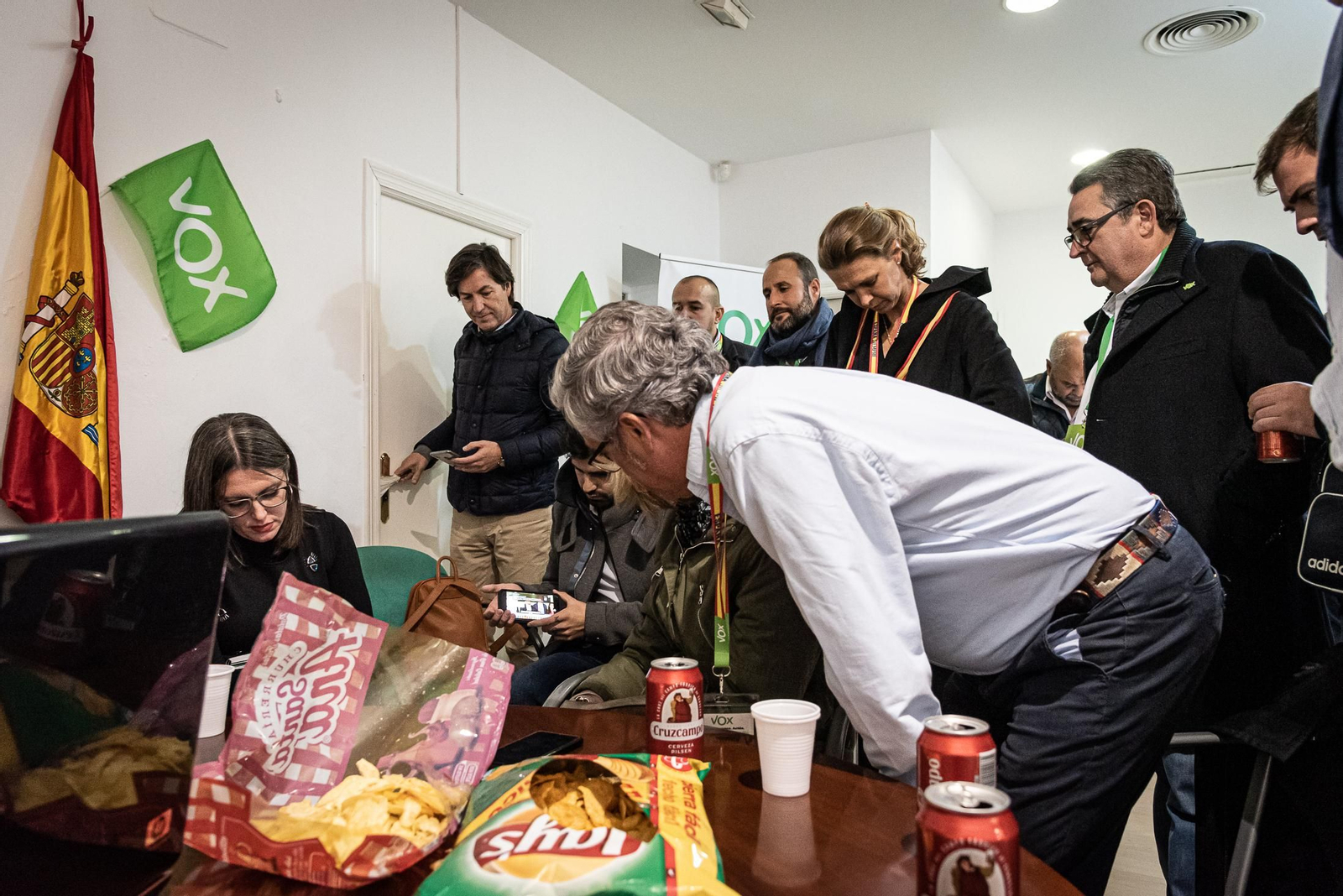 Imágenes de la jornada electoral en la sede de VOX en Huelva