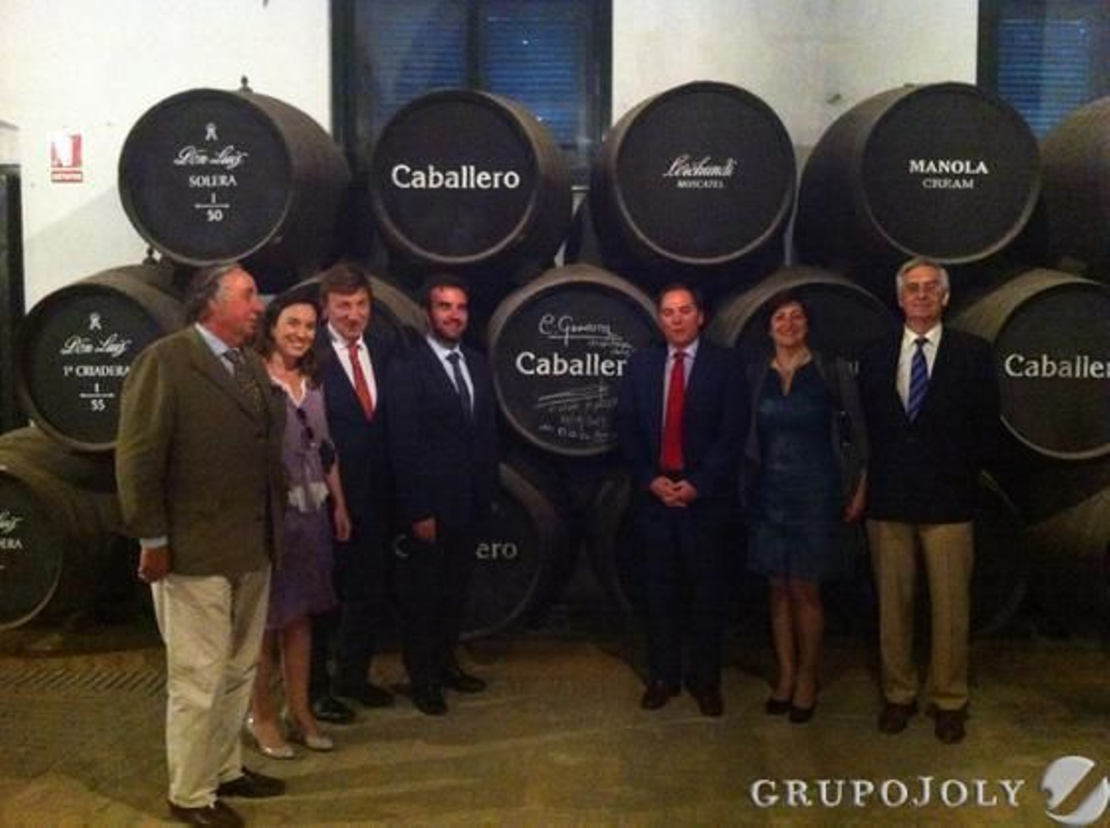 La alcaldesa de Logroño y el presidente del Consejo de Rioja, junto a los responsables del Grupo Caballero.

Foto: Andres Mora - Fito Carreto