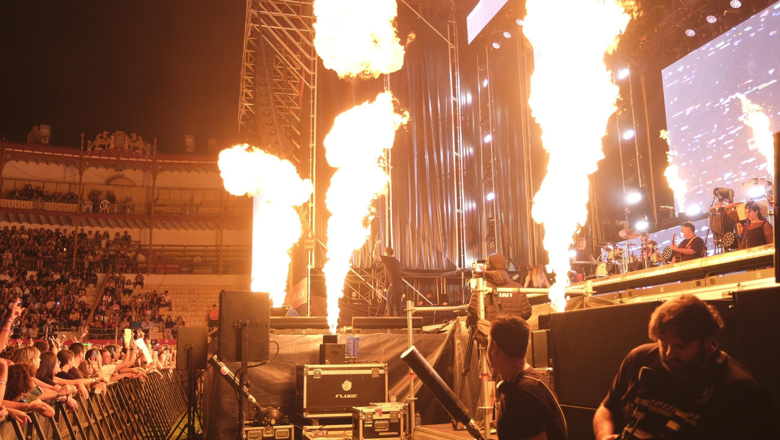 El concierto de Melendi llena de fans la Plaza de Toros de Almería, en imágenes
