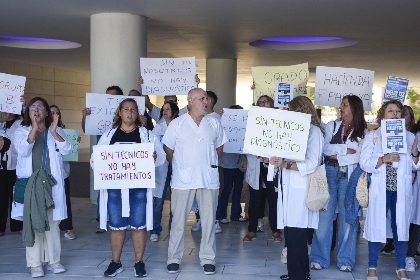 Las fotos de la concentración de los Técnicos Superiores Sanitarios en el Hospital de La Línea