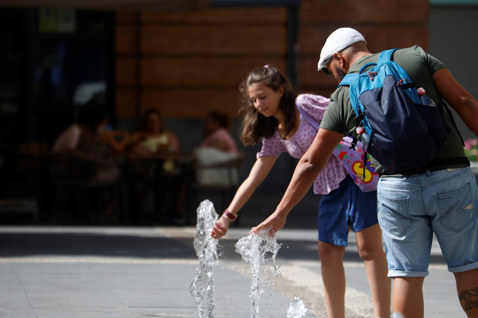 Personas refrescándose en Córdoba en plena ola de calor