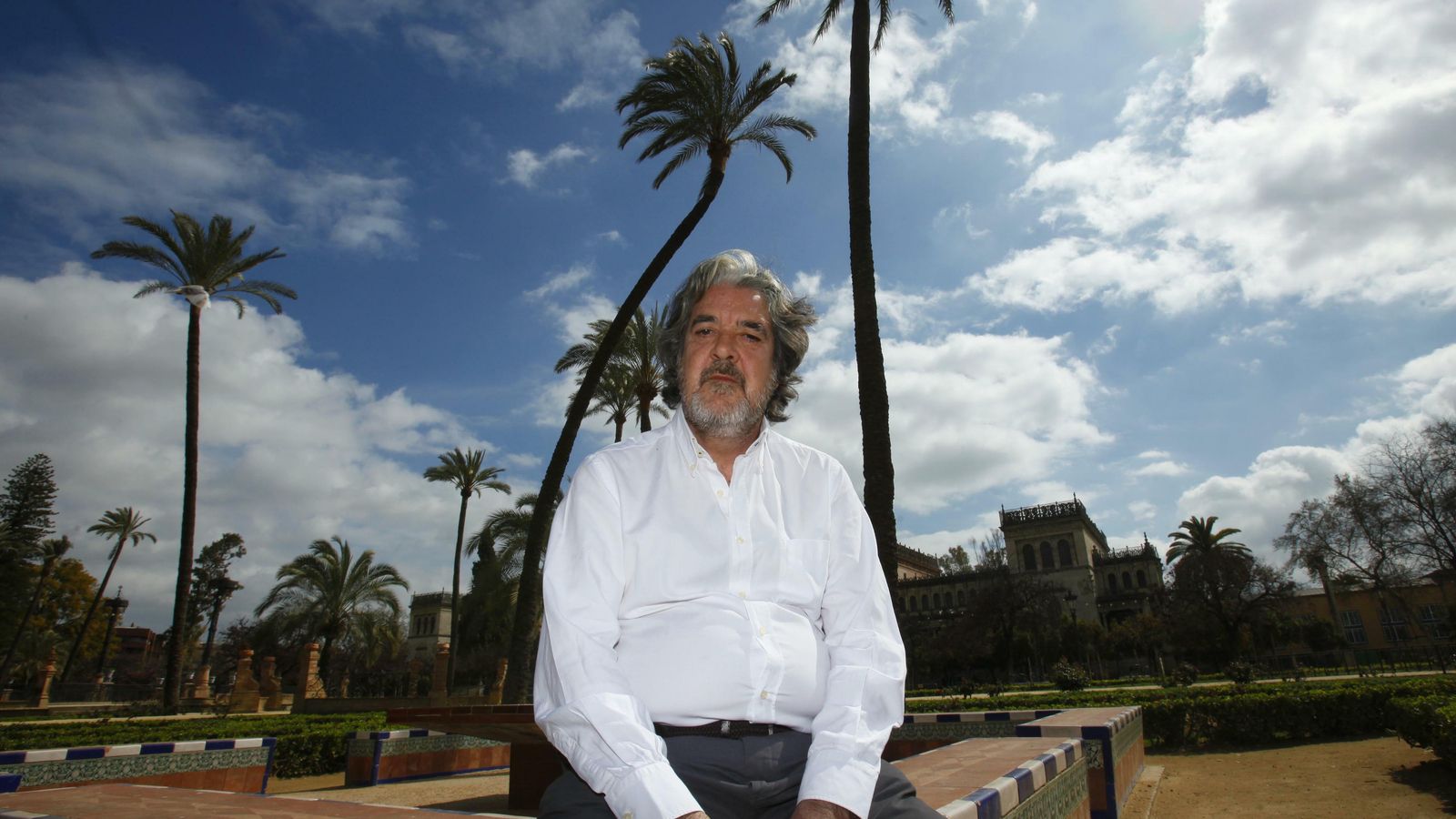 El músico sevilllano, en la popular Fuente de las Palomas del parque. El músico sevilllano, en la popular Fuente de las Palomas del parque.