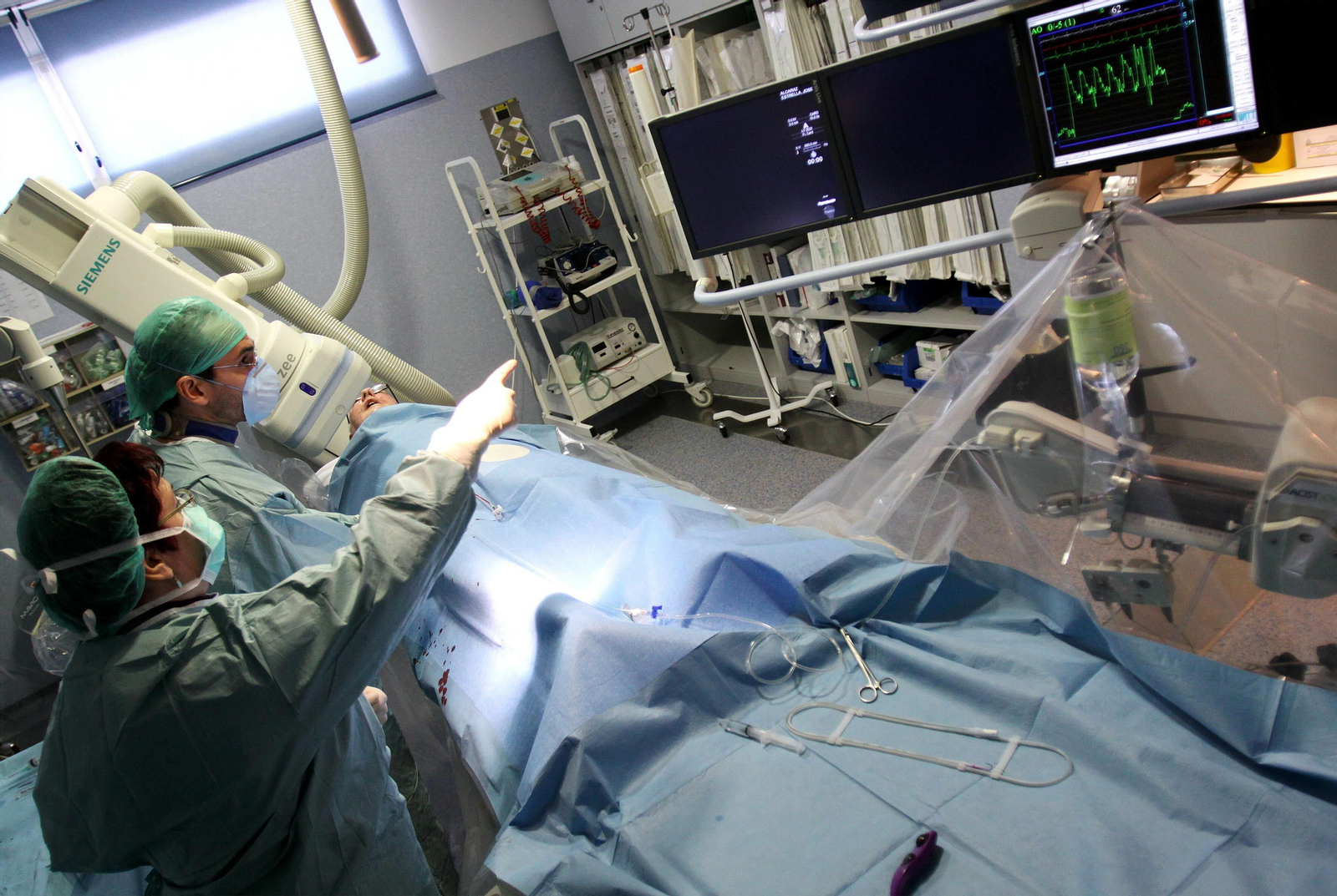 Profesionales sanitarios trabajando en un quirófano.