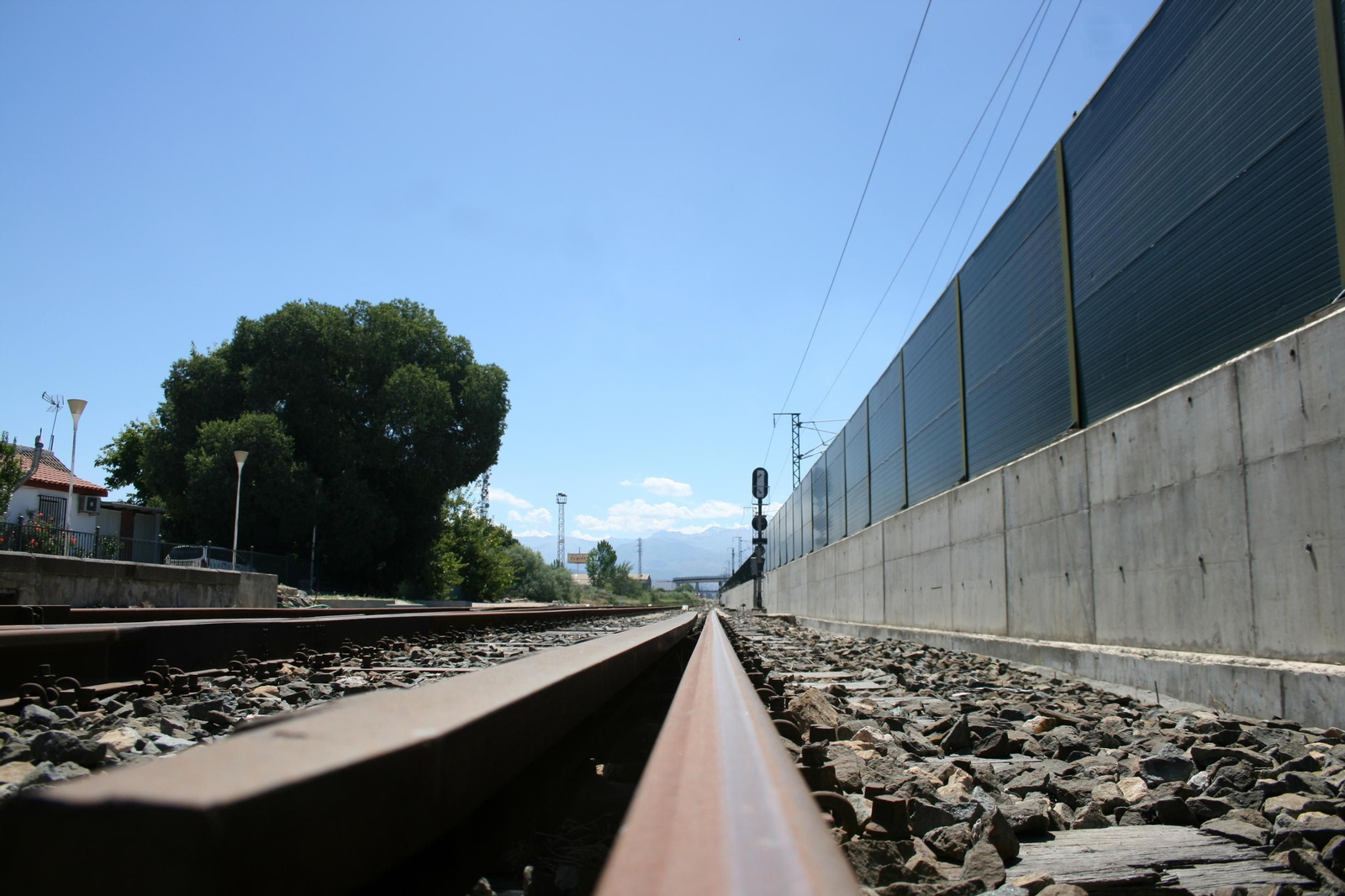 Así está la línea de tren convencional Granada-Bobadilla y algunas estaciones