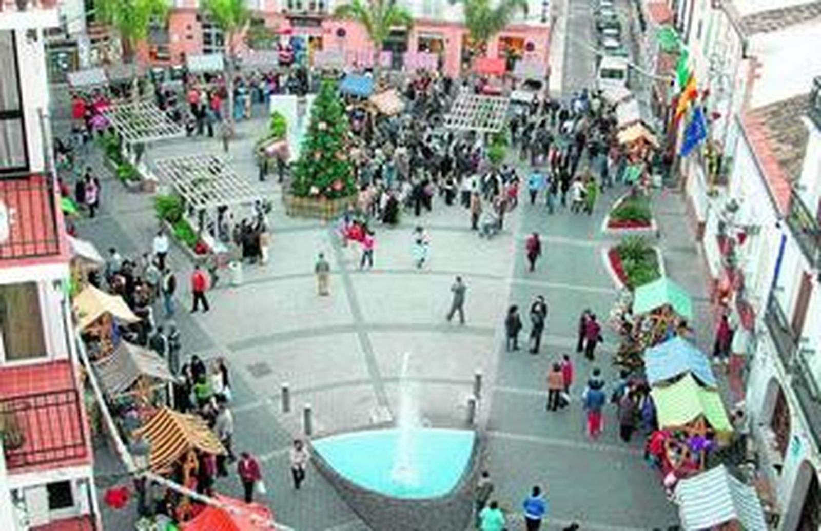 La plaza del Ayuntamiento de Álora, rebosante de actividad durante las pasadas Navidades.