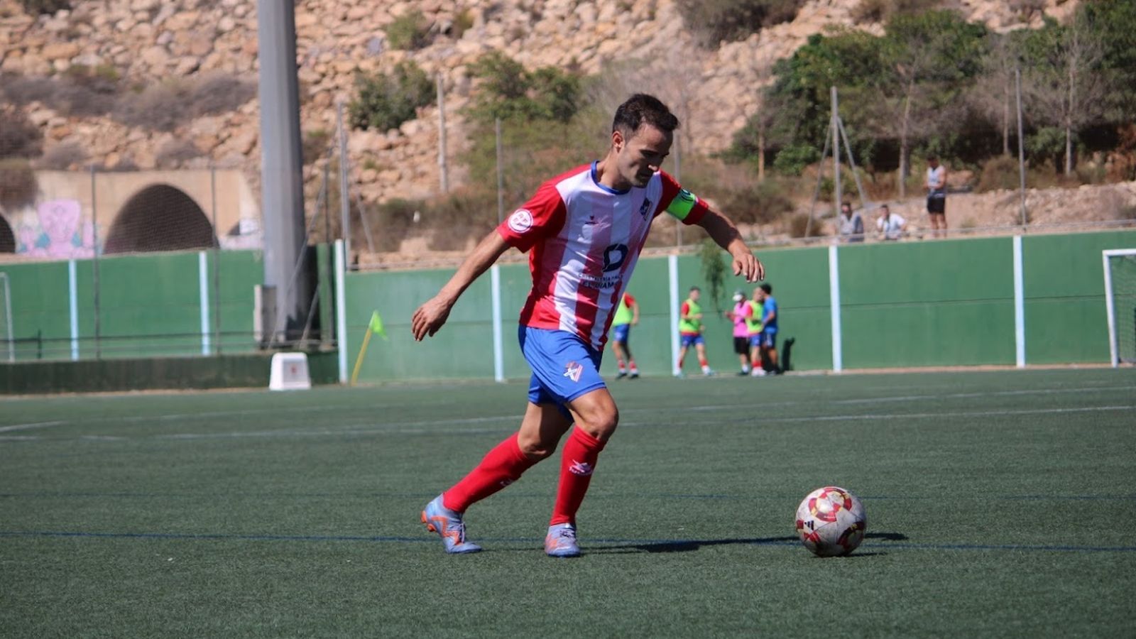 El capitán Linares busca un pase en largo en el último duelo liguero.