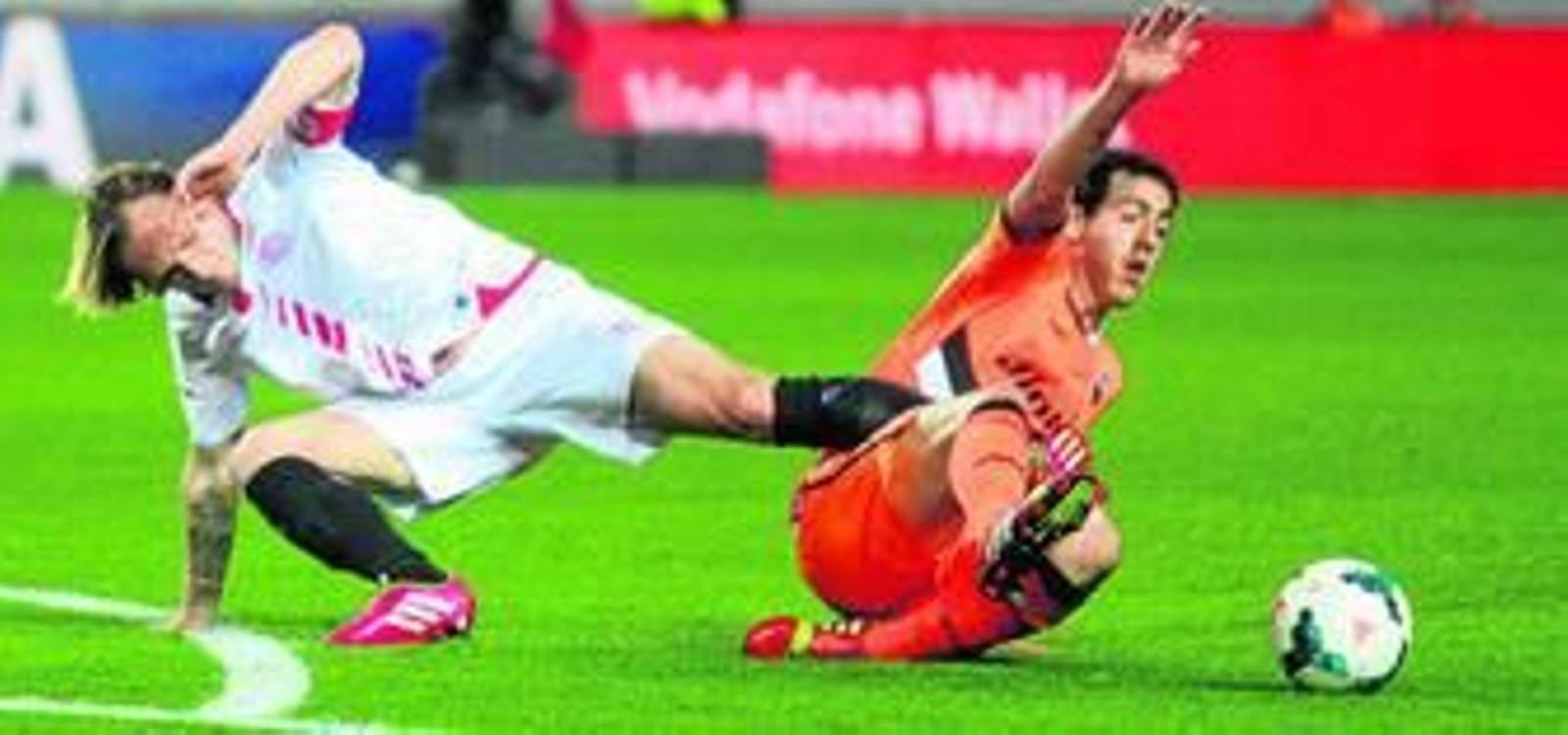 Rakitic pugna por el balón con el valencianista Parejo en un lance del encuentro disputado ayer en el Ramón Sánchez-Pizjuán.