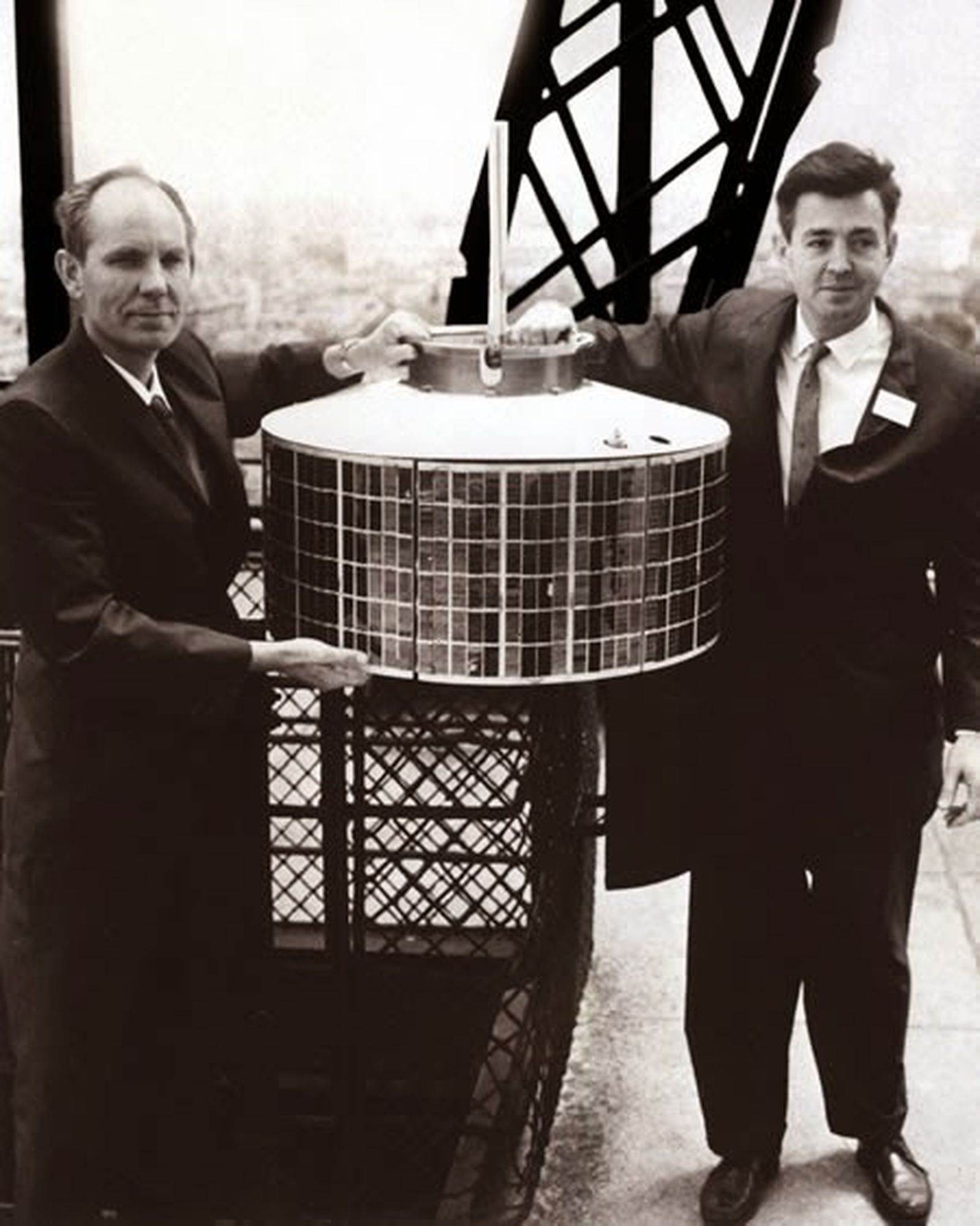 El 24 de diciembre de 1997 se lanza Early Bird 1, el primer satélite artificial comercial de teledetección.