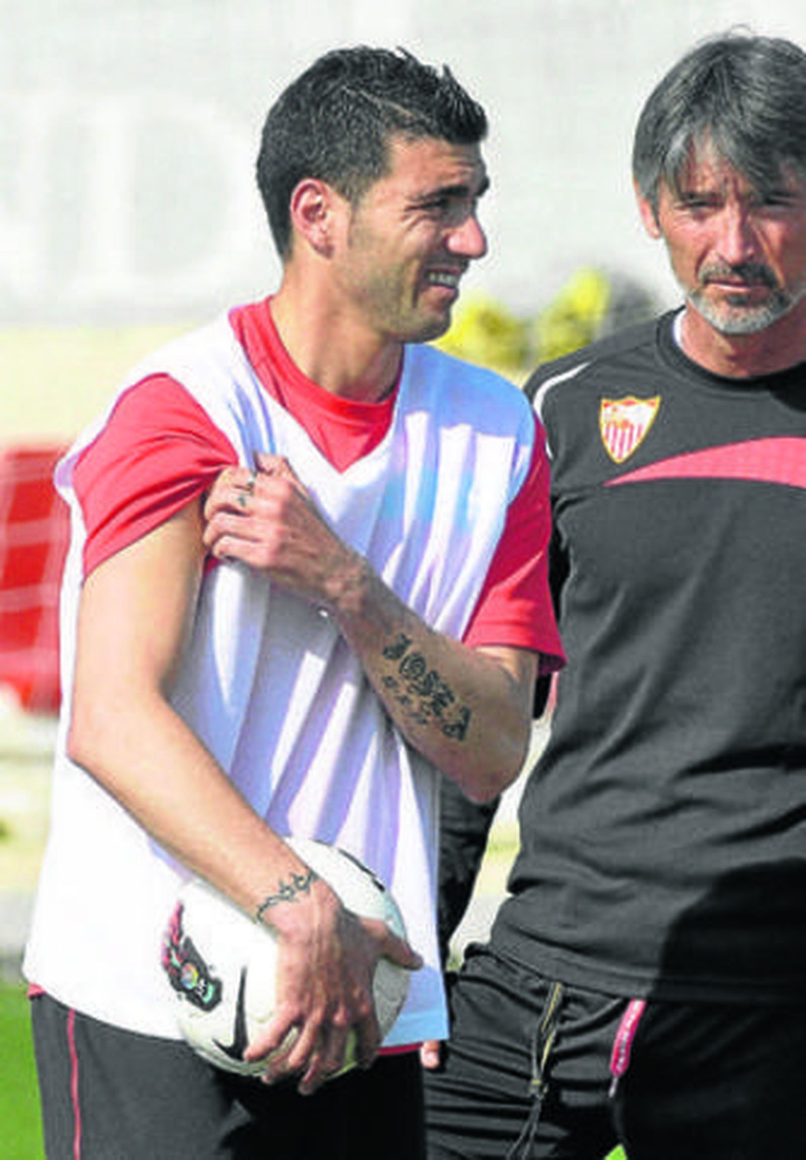 Reyes espera una indicación técnica delante de Nacho Oria, preparador físico.