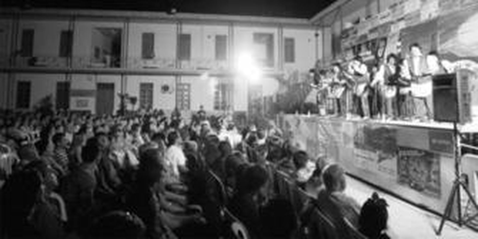 La agrupación 'Salón de Belleza El tijeritas', ante el público que acudió el sábado a la Noche Carnavalesca de Ascteg.