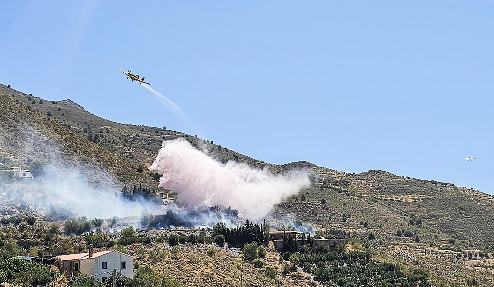 Un avión del Infoca descargando agua sobre el incendio