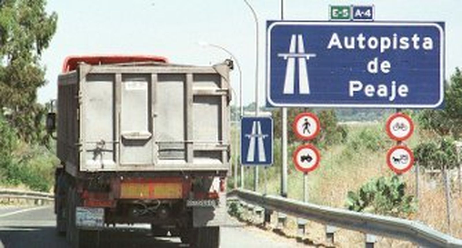 El Gobierno estima que el plan para que los grandes camiones viajen por autopista ahorrará 7,4 millones