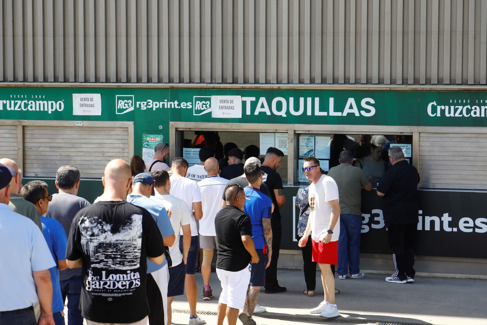 Colas en El Arcángel para hacerse con las entradas de los partidos del Córdoba CF ante la Ponferradina