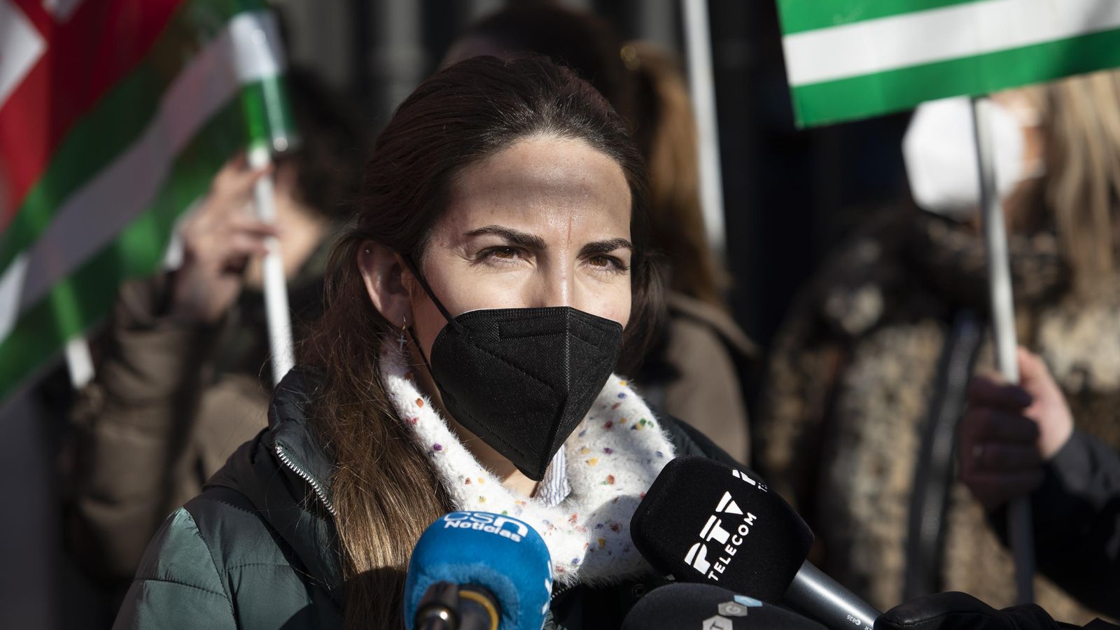 Pilar Rodríguez atiende a los medios.