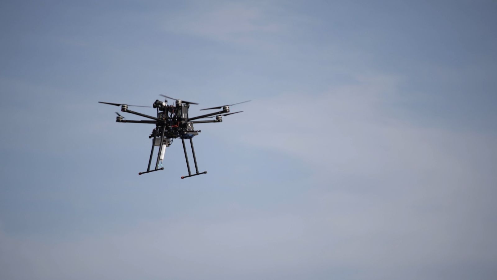 Prueban con éxito una tecnología para evitar que los drones choquen entre sí en operaciones en enjambre