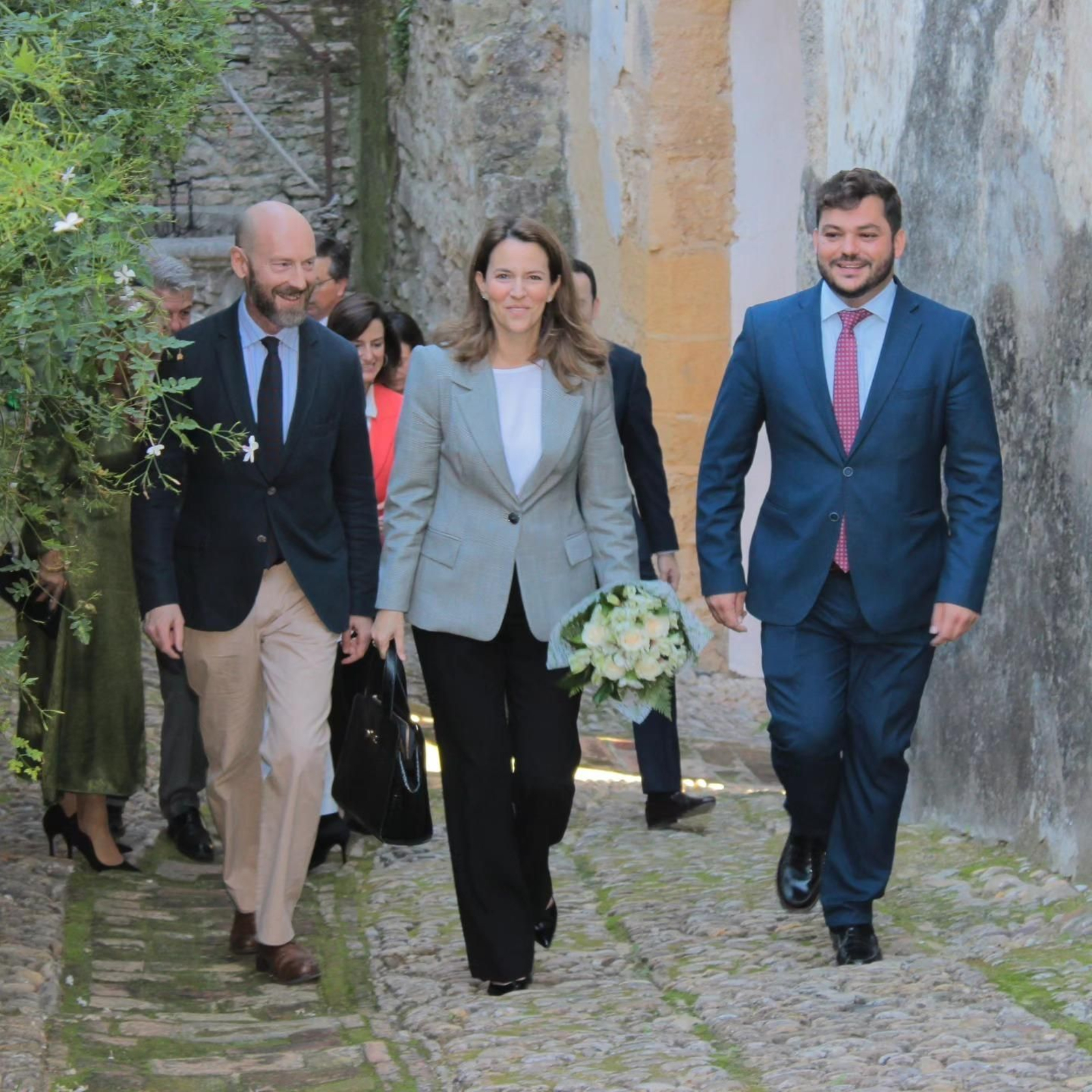 La duquesa de Arcos, María Cristina de Ulloa y Solís de Beaumont, acompañada del alcalde Miguel Rodríguez y el marqués de Saavedra, Diego de Mora-Figueroa
