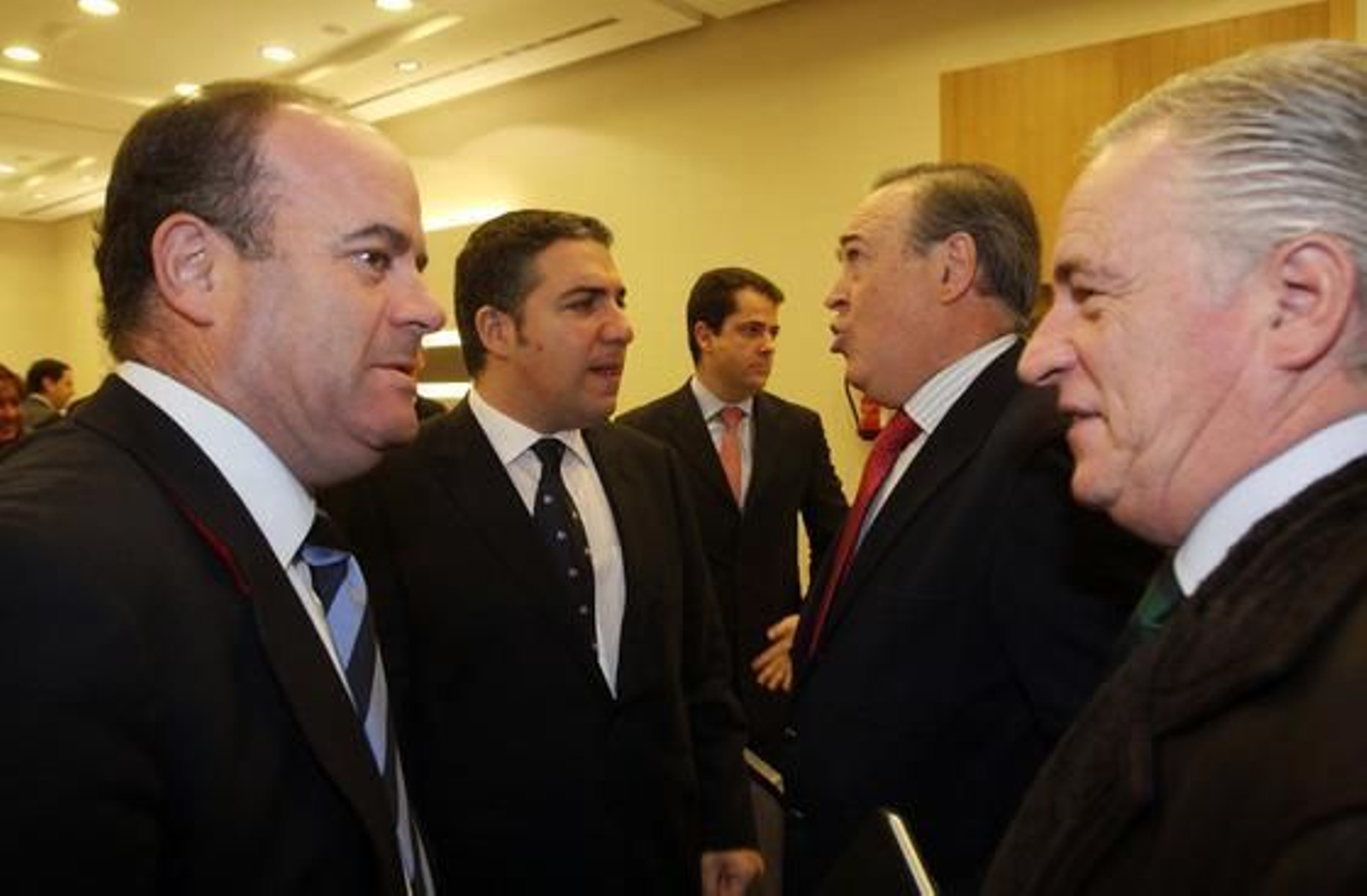 El alcalde de Antequera, Manuel Barón, conversa con el senador Joaquín Ramírez mientras Elías Bendodo hace lo propio con Manuel Atencia, vicepresidente ejecutivo de Unicaja y columnista de este periódico

Foto: Reportaje gr?co: Migue Fernandez y Sergio Camacho