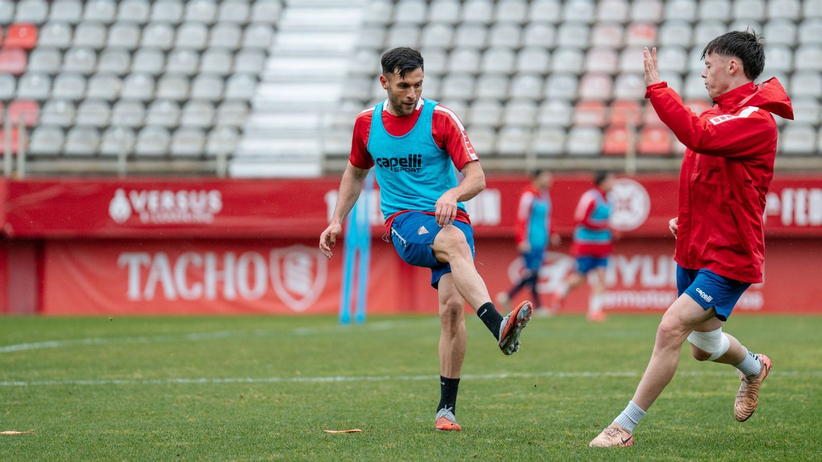 Iván Turrillo, durante un entrenamiento de esta semana, junto a Riley.