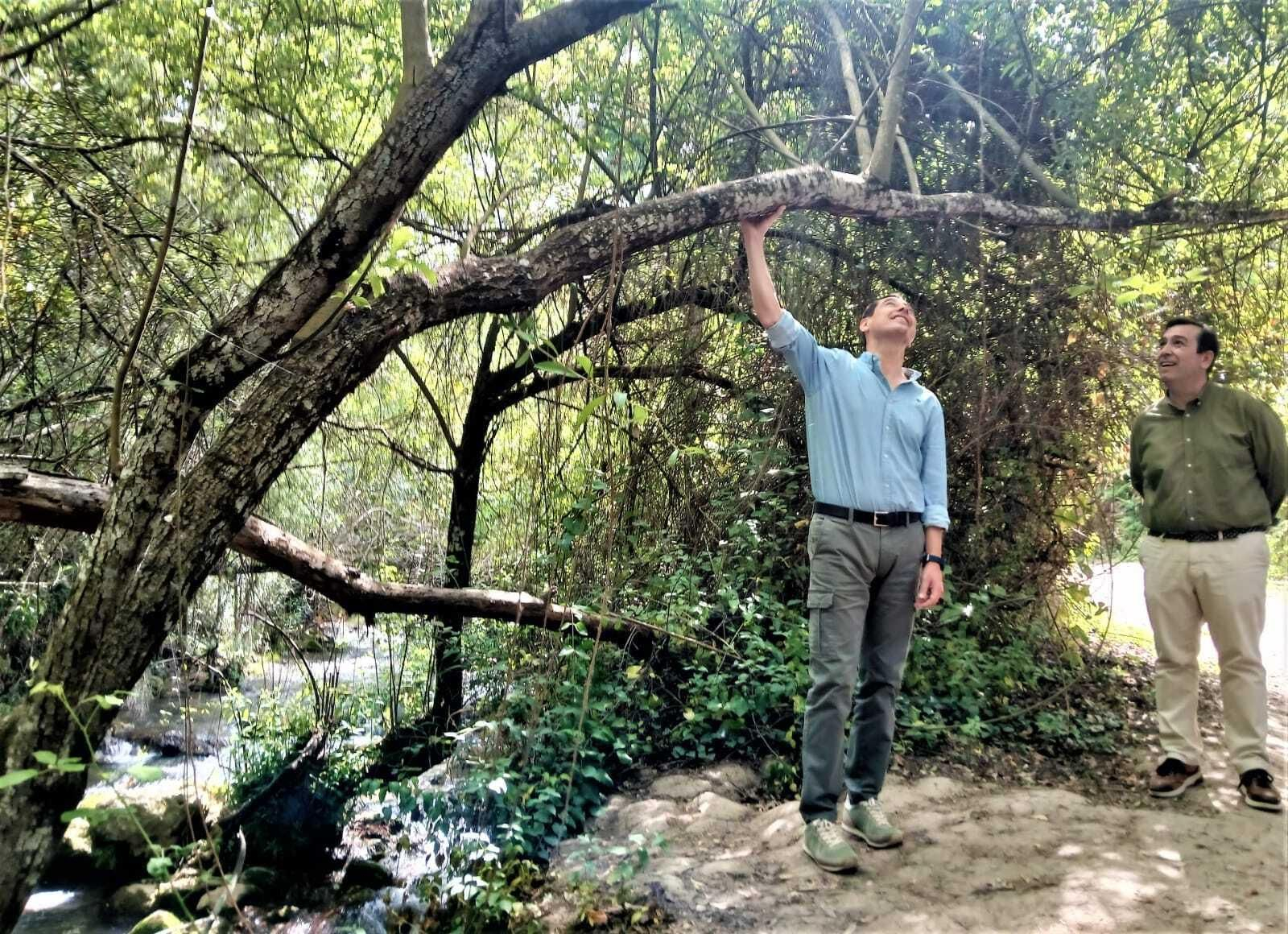 Juanma Moreno en el sendero del río Majaceite