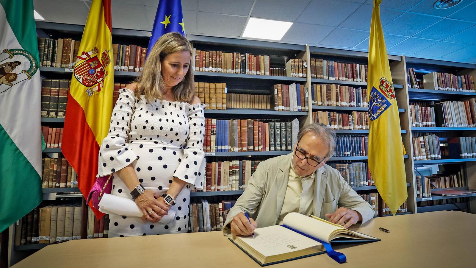 Joan Subirats, junto a la vicerrectora de Política Científica y Tecnológica de la UCA, Mª Jesús Mosquera.
