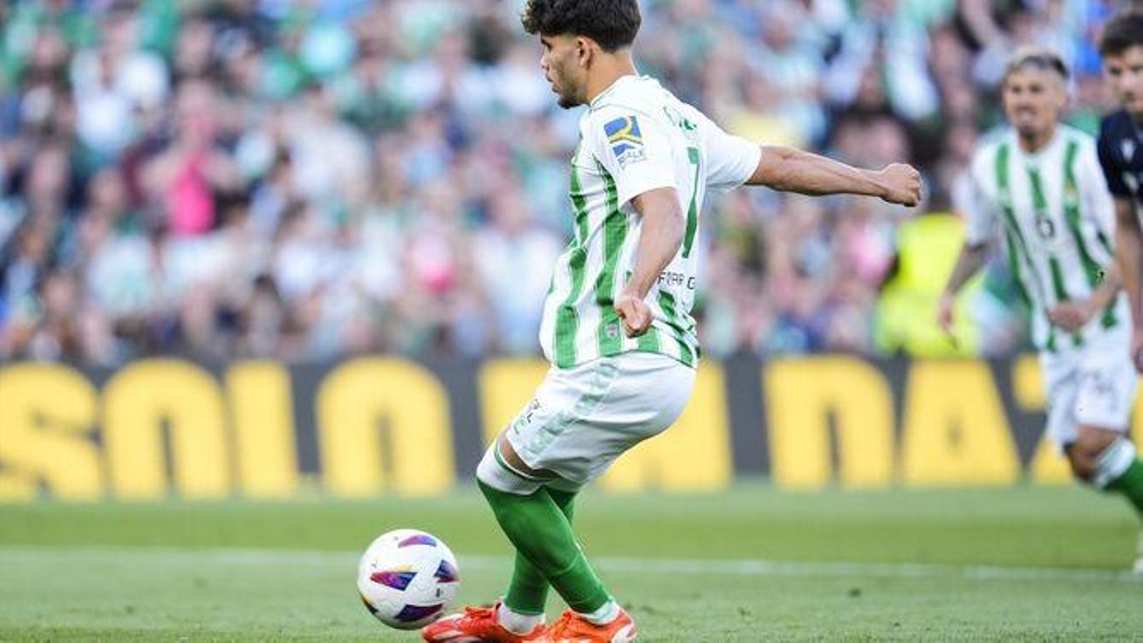 Abde pica el balón a lo Panenka en el penalti con un resultado grotesco.