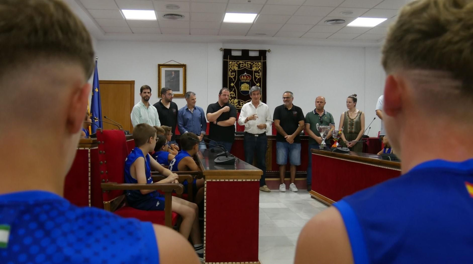 Manuel Cortés recibe al equipo del CB Adra.