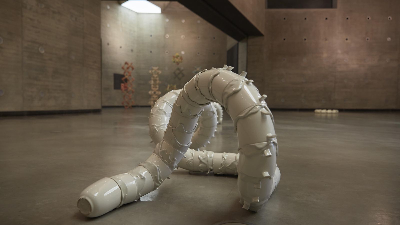 'Serpentino' (2019) hace pensar en la estructura en espiral del ADN.