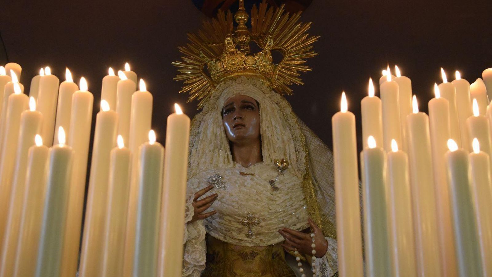 Virgen de la Trinidad iluminada por la candelería.
