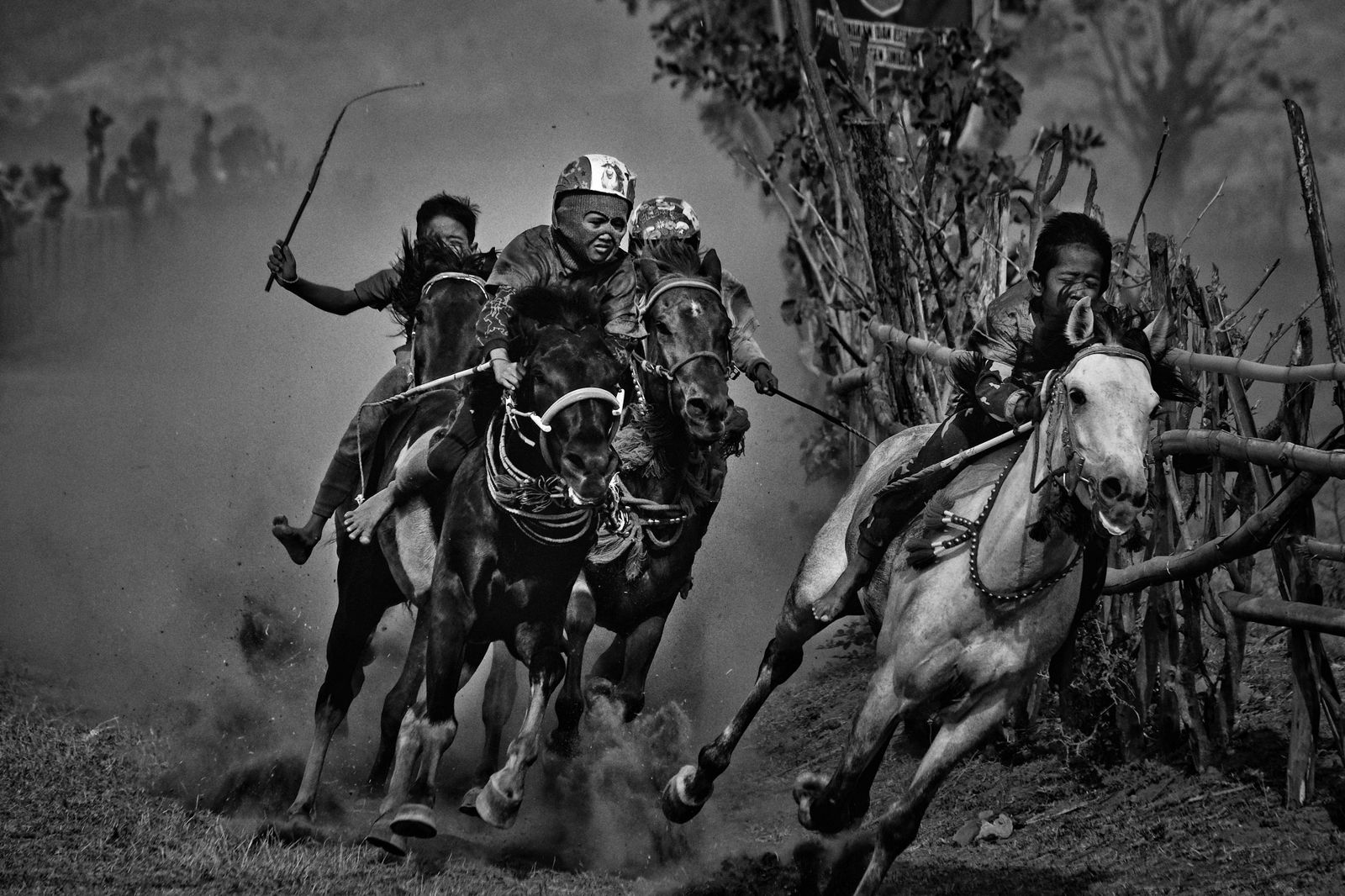 La imagen captada por el fotógrafo Alain Schroeder, ganador del 1er premio de la categoría 'Sports - Stories'. La foto muestra a jóvenes jinetes que compiten en una carrera de caballos de Maen Jaran, en la isla de Sumbawa, Indonesia, el 17 de septiembre de 2017.