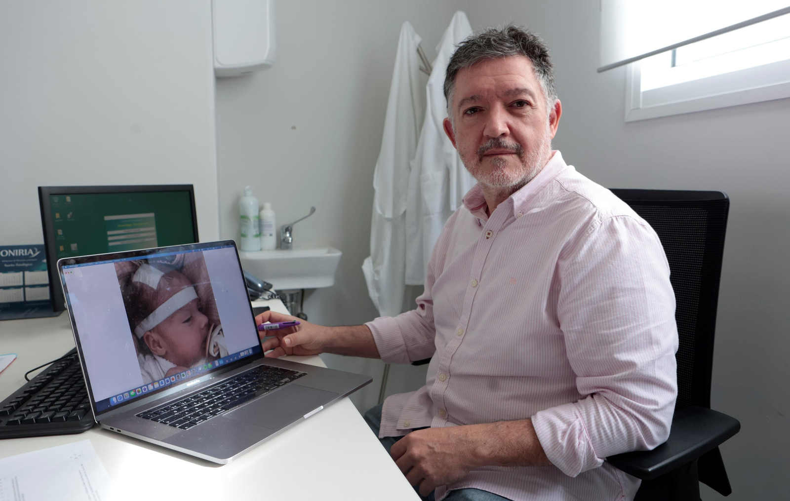 El doctor Javier Márquez, neurocirujano y profesor asociado en la Universidad de Sevilla.