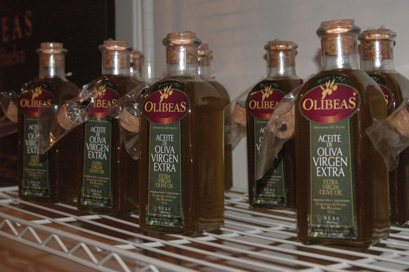 Botellas de aceite de oliva virgen extra.