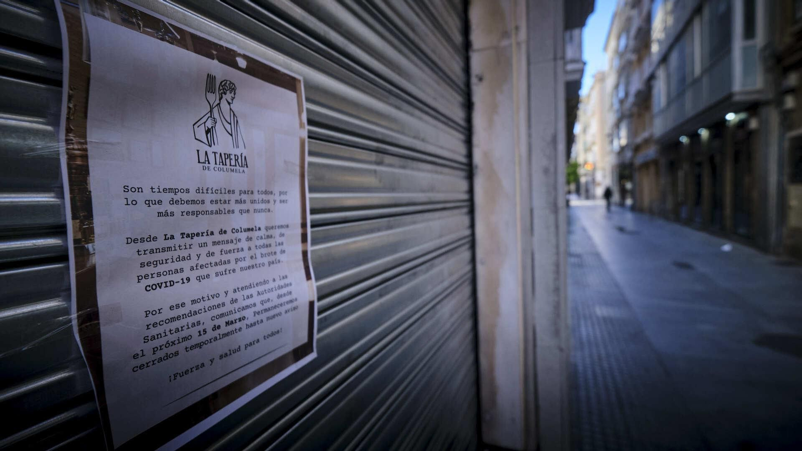 Establecimiento de hostelería cerrado en una desierta calle Columela