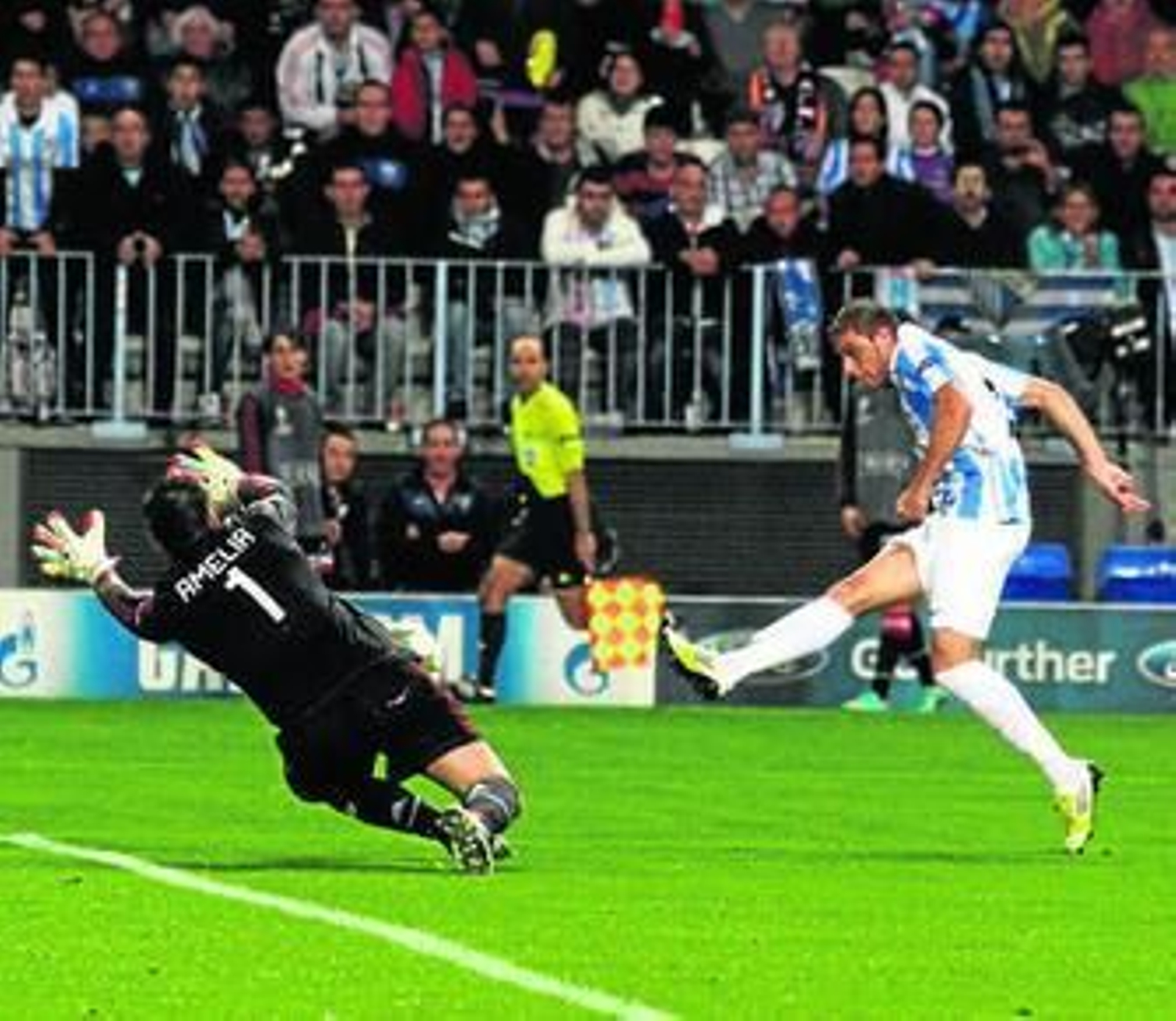 Joaquín bate al portero italiano.