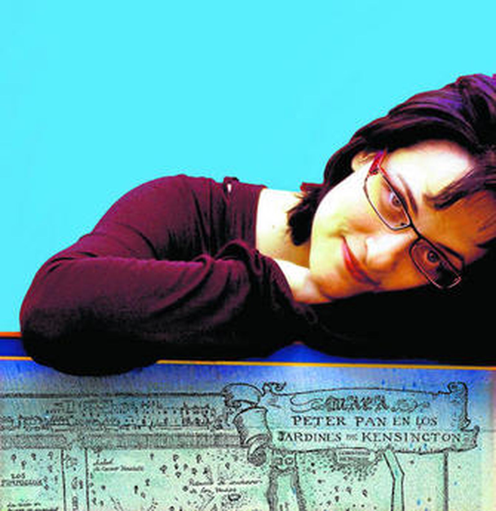 Ana Belén Ramos, junto a una ilustración de 'Peter Pan en los jardines de Kensington'.