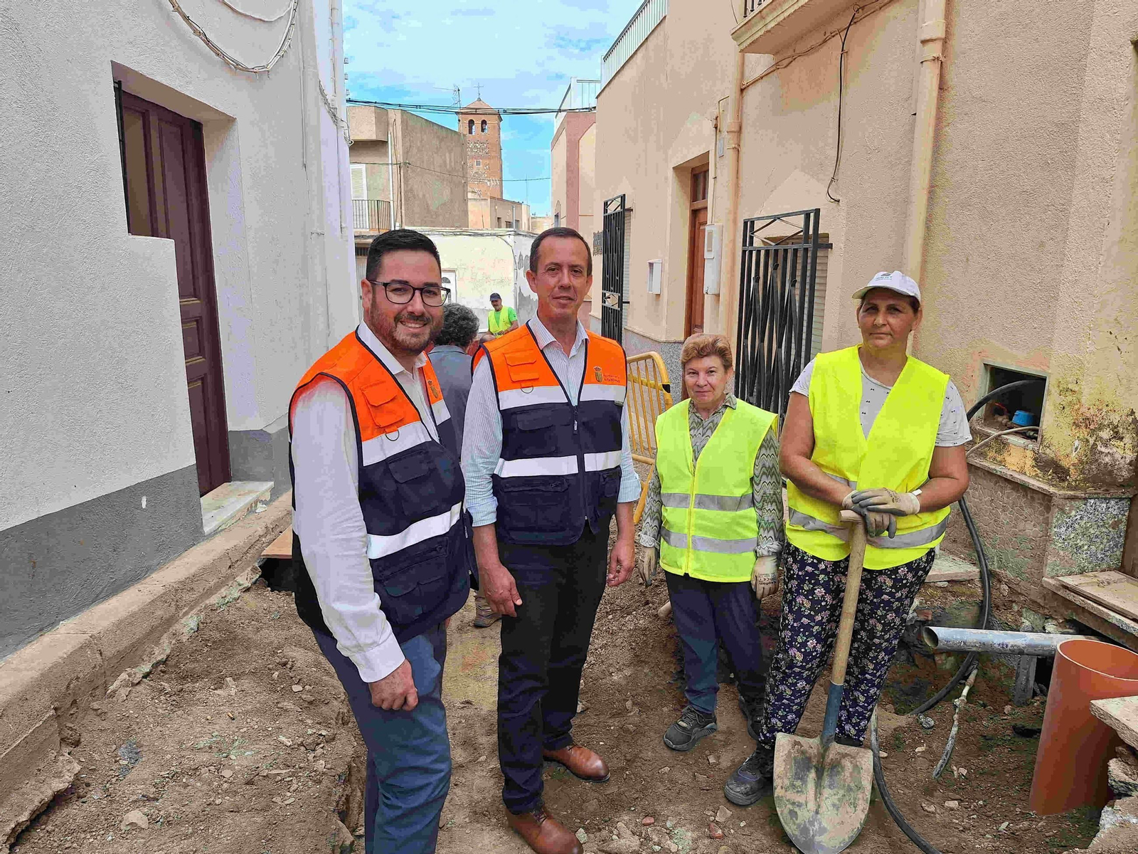 El subdelegado del Gobierno y el alcalde de Tabernas junto a trabajadoras del PFEA.