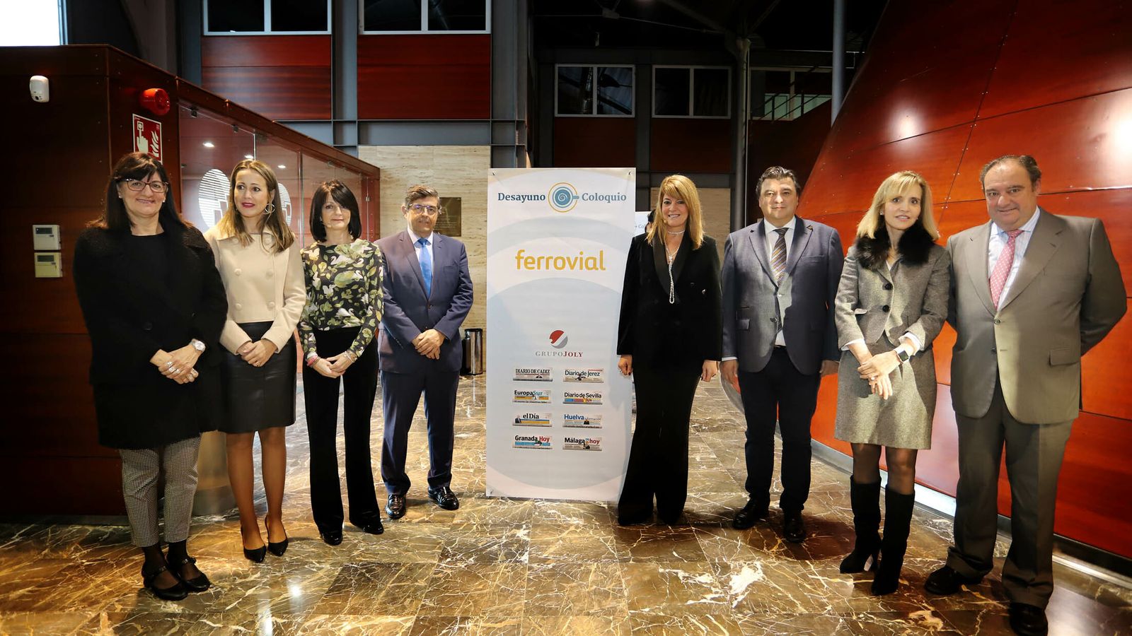 María Antonia Peña, rectora de la Universidad de Huelva; Bella Verano, delegada del Gobierno de la Junta de Andalucía en Huelva; Ana Vives Casas, directora de ‘Huelva Información’; Juan Elízaga, director de Relaciones Institucionales de Ferrovial; Pilar Miranda, presidenta de la Autoridad Portuaria de Huelva; Gabriel Cruz, alcalde de Huelva; Manuela Parralo, subdelegada del Gobierno en Huelva y Tomás Valiente, adjunto al presidente del Grupo Joly.