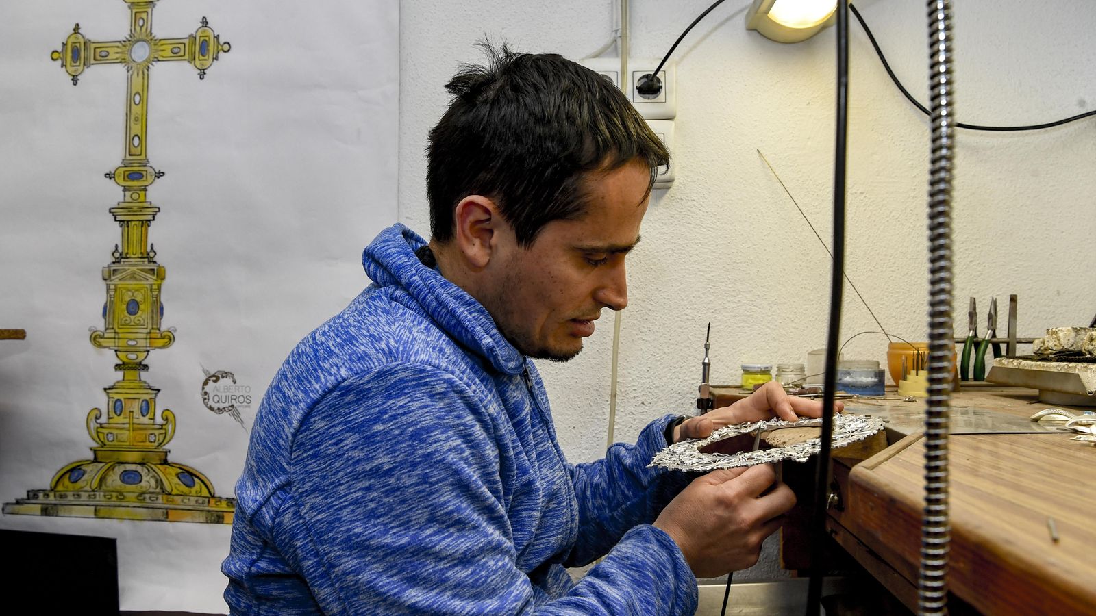 El orfebre granadino lleva desde 2011 con su propio taller