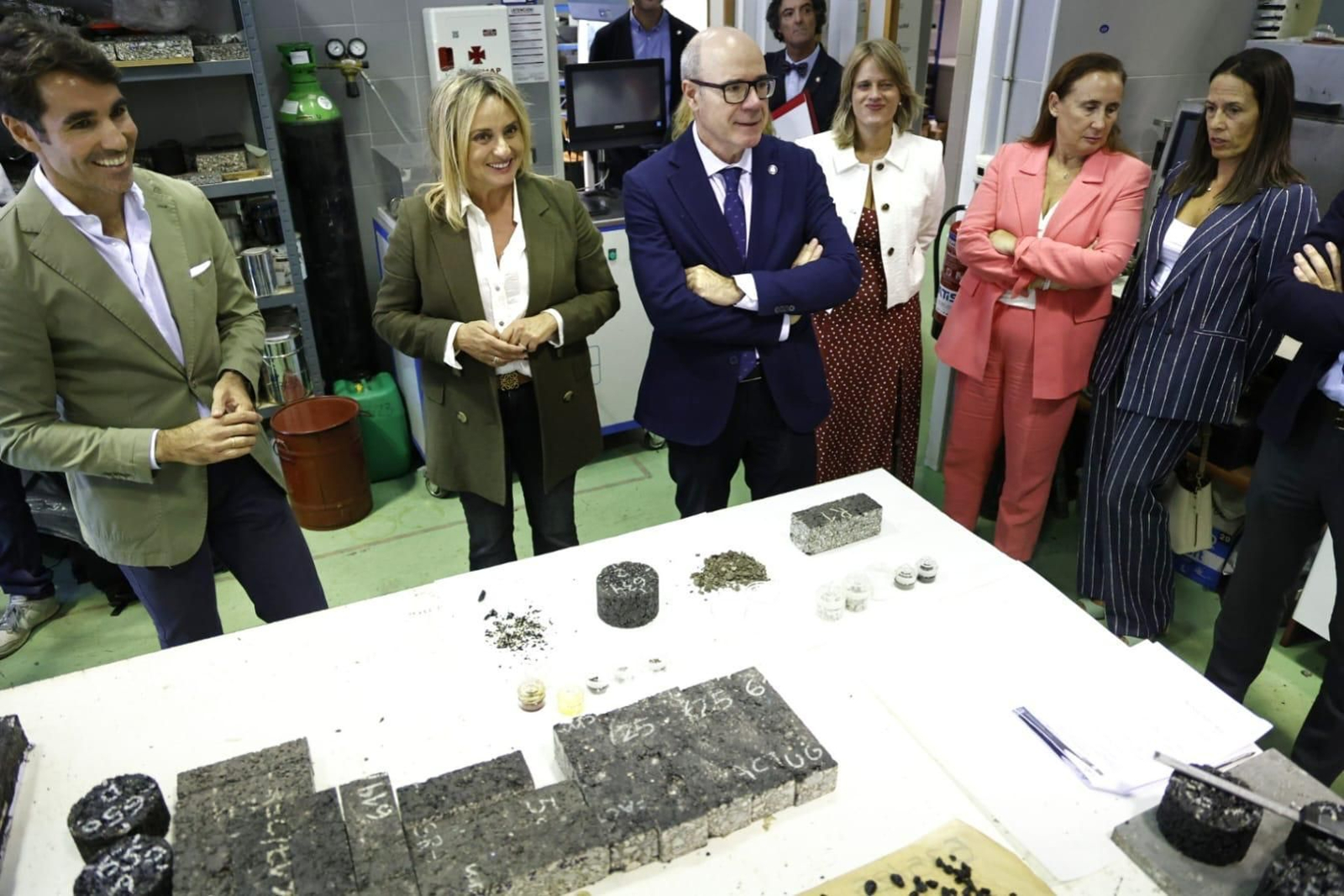 La alcaldesa y el rector, con el grupo de investigación del UrbanMASAI.