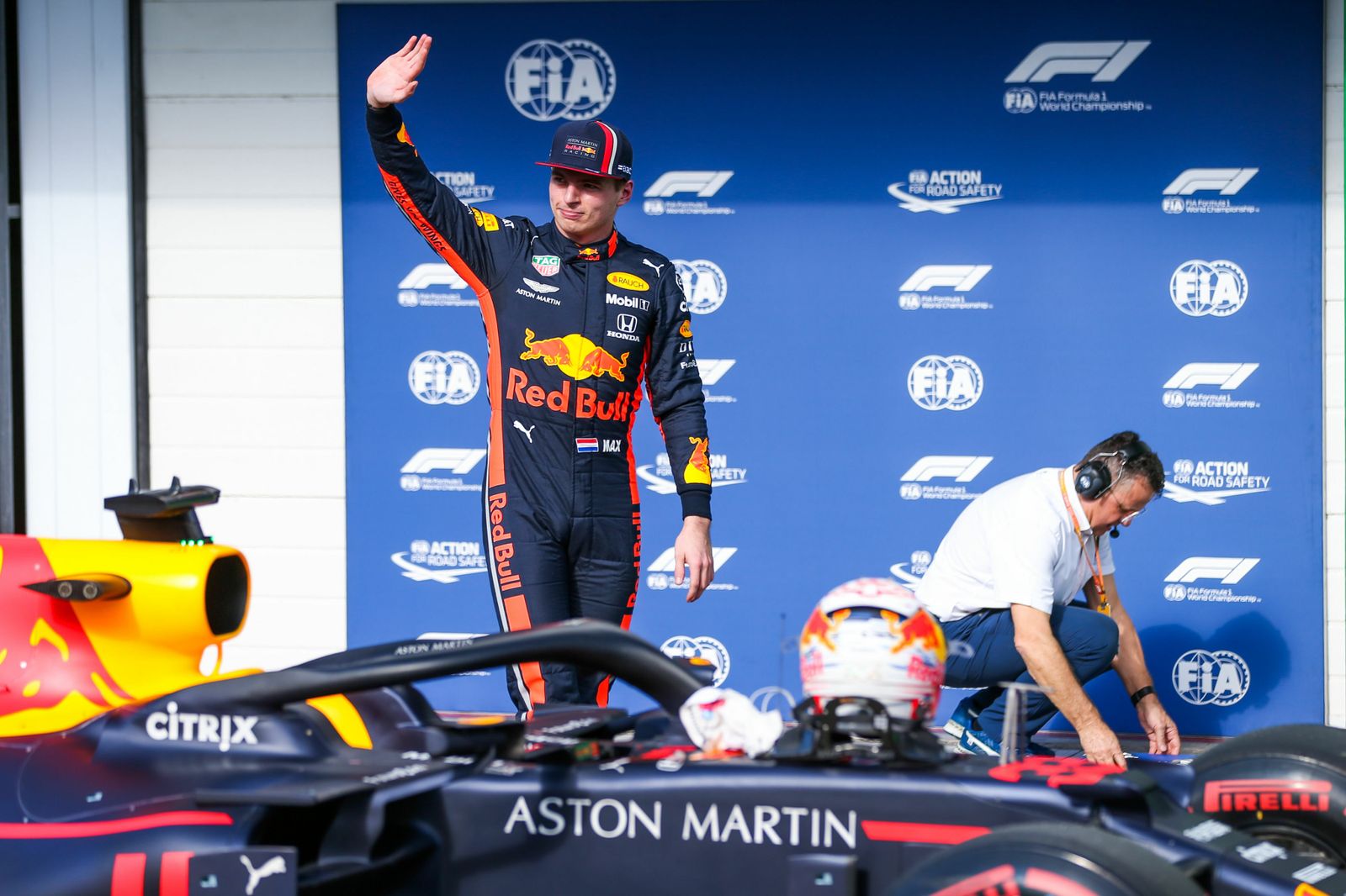Verstappen celebra la 'pole' lograda en Interlagos.