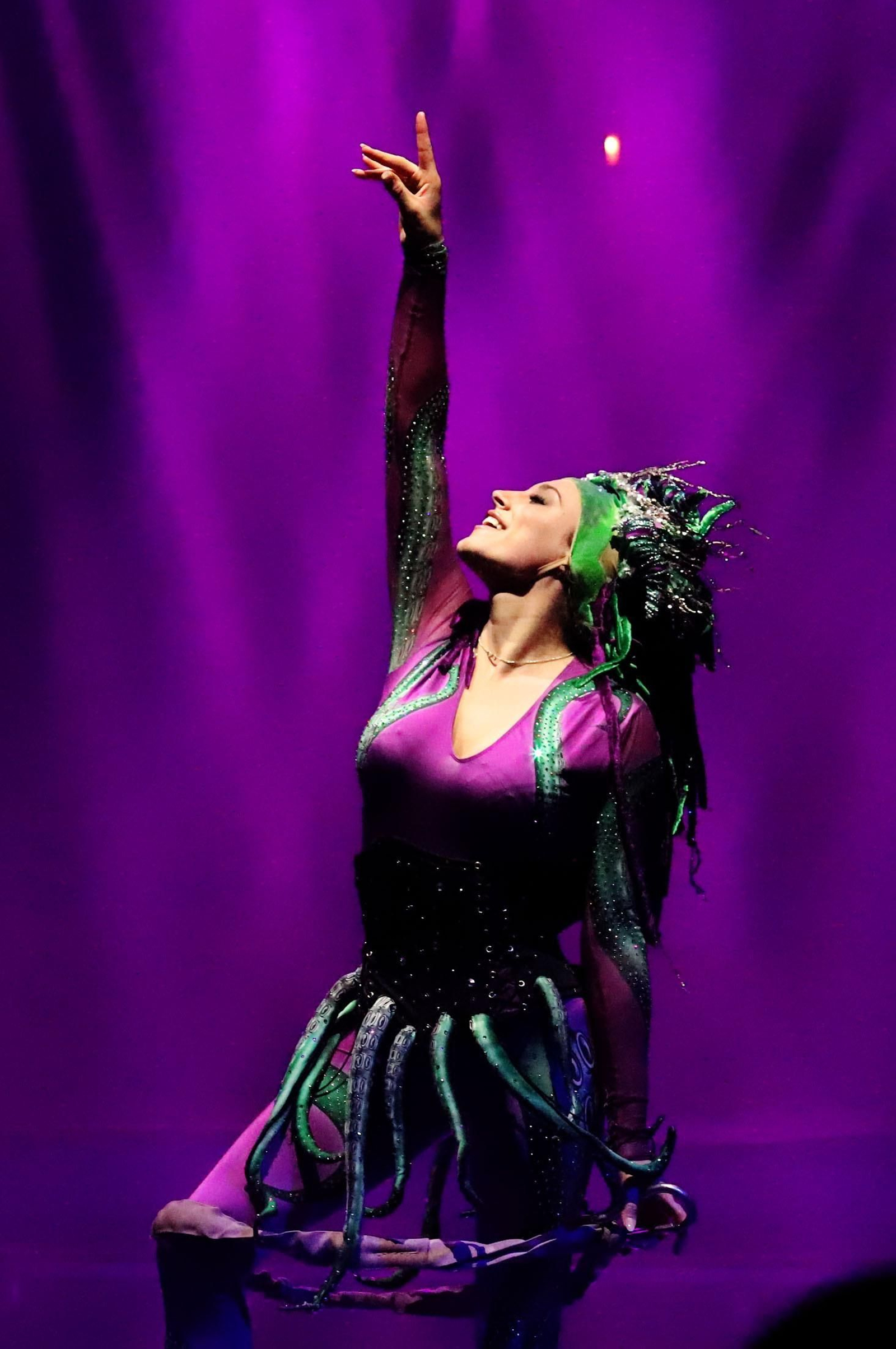 El Circo Alegría muestra su espectáculo sobre el agua, en imágenes