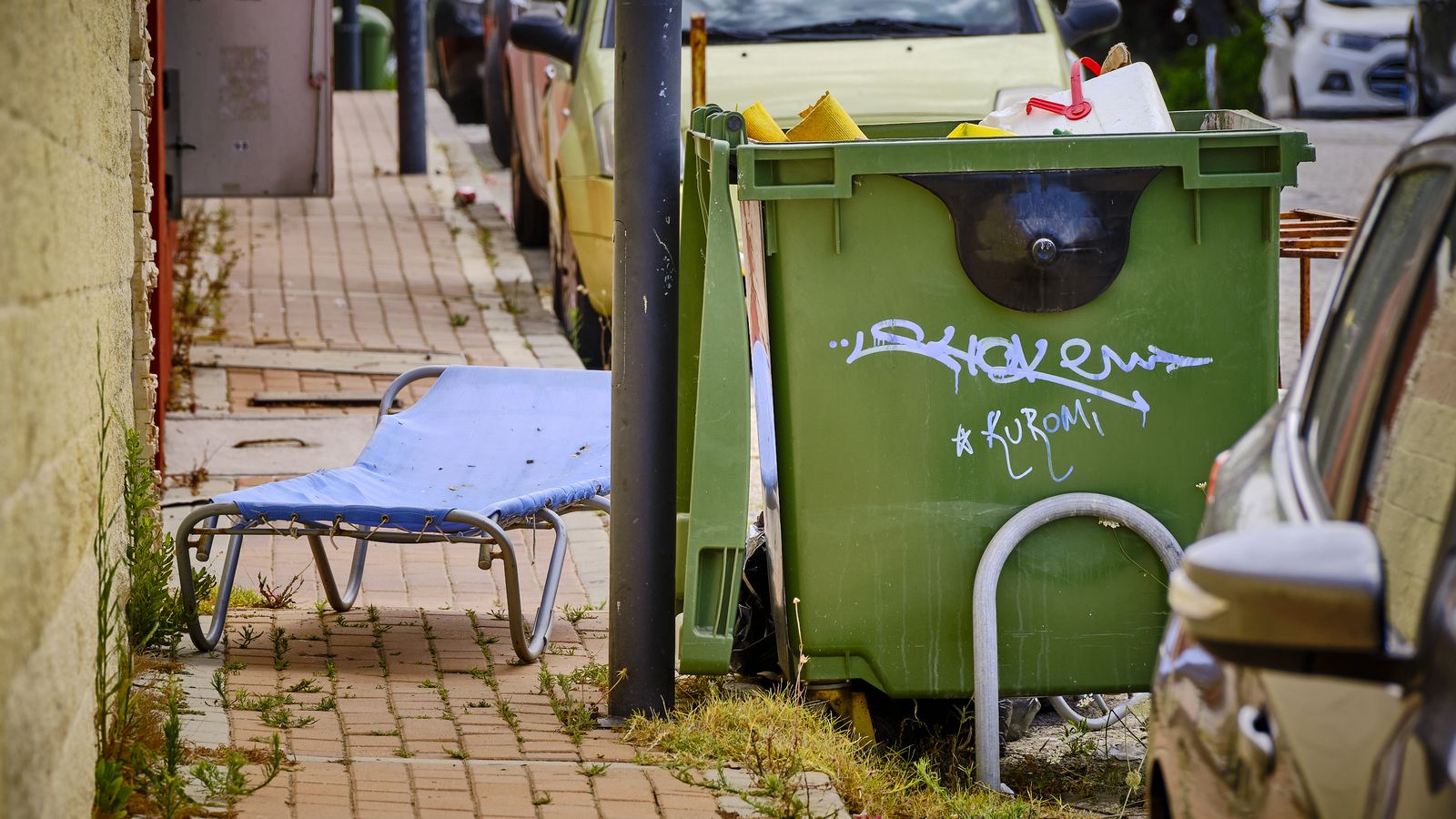 Enseres que permanecen sin recoger desde hace días en una de las calles de Roche.