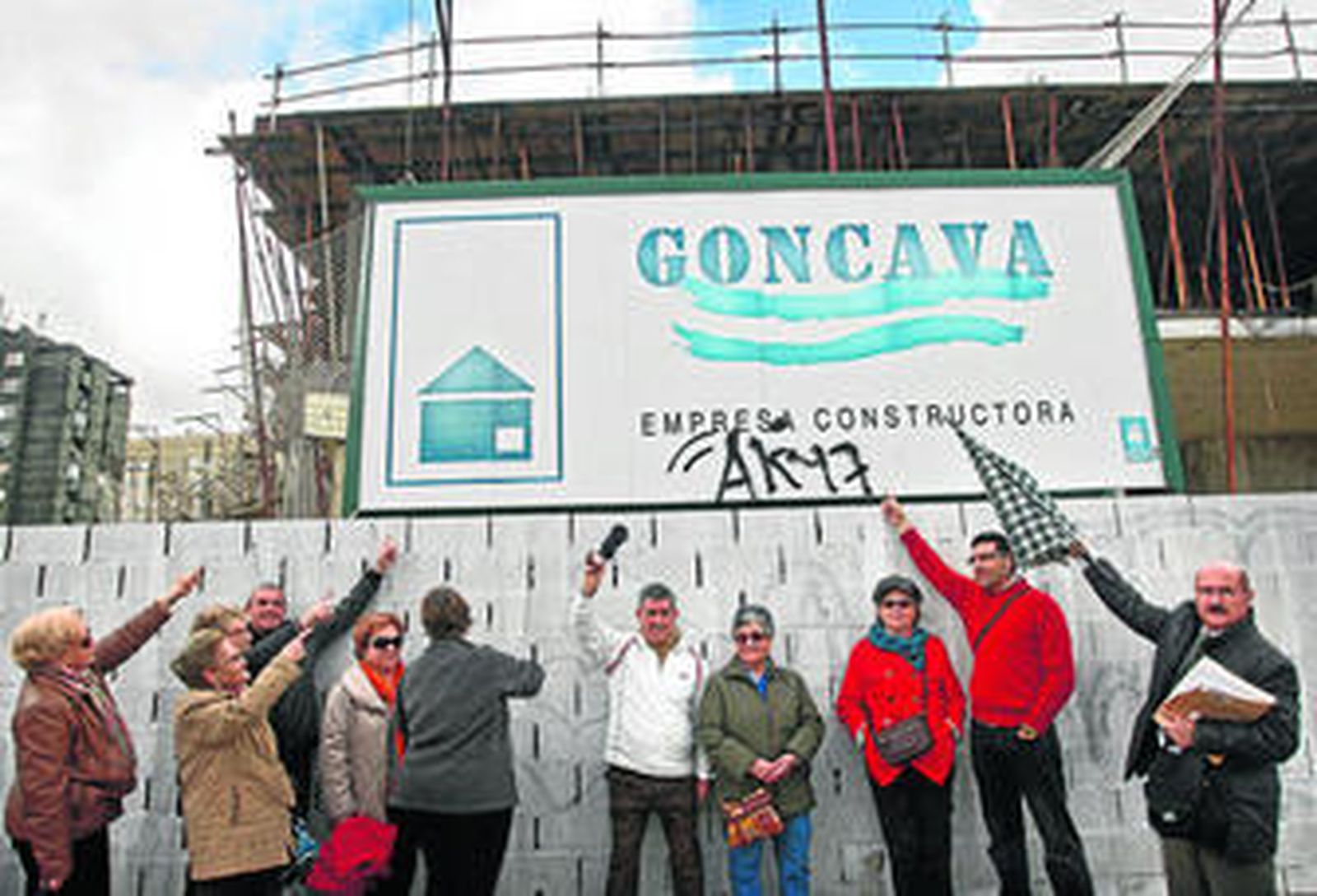 Un grupo de afectados, delante del solar de Los Chinchorros, señalaba ayer a la empresa que consideran culpable de todos sus males.