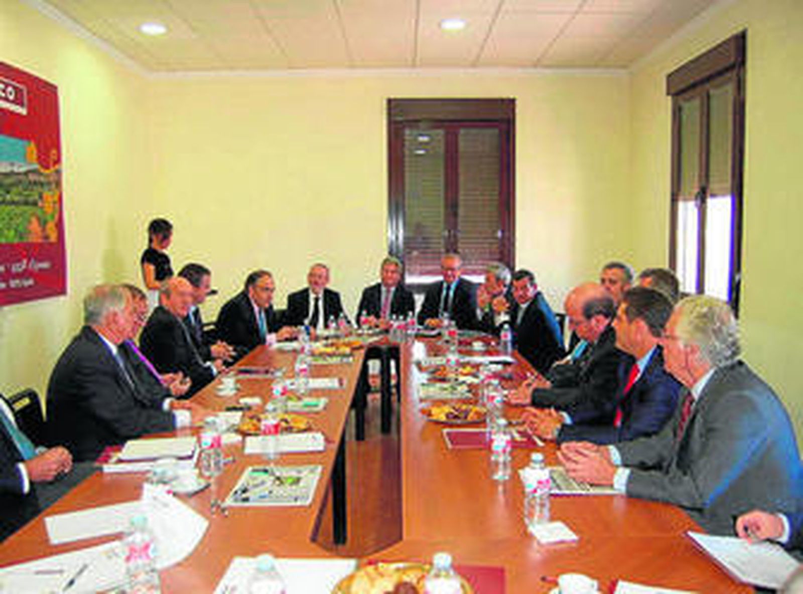 Los máximos responsables de Dcoop y Baco, ayer, en la firma definitiva del acuerdo en Alcázar de San Juan (Ciudad Real).