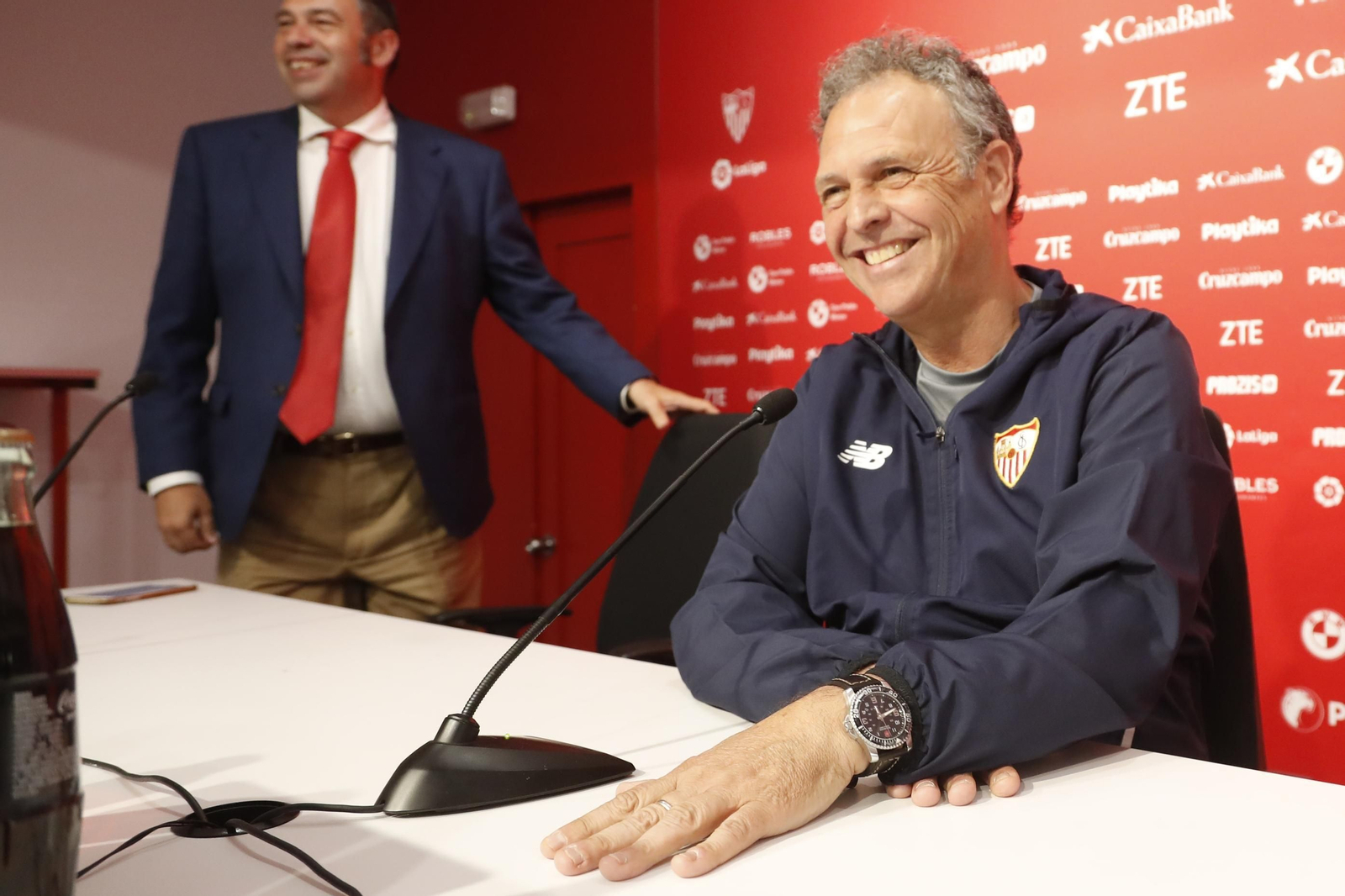 Caparrós sonríe en la sala de prensa.