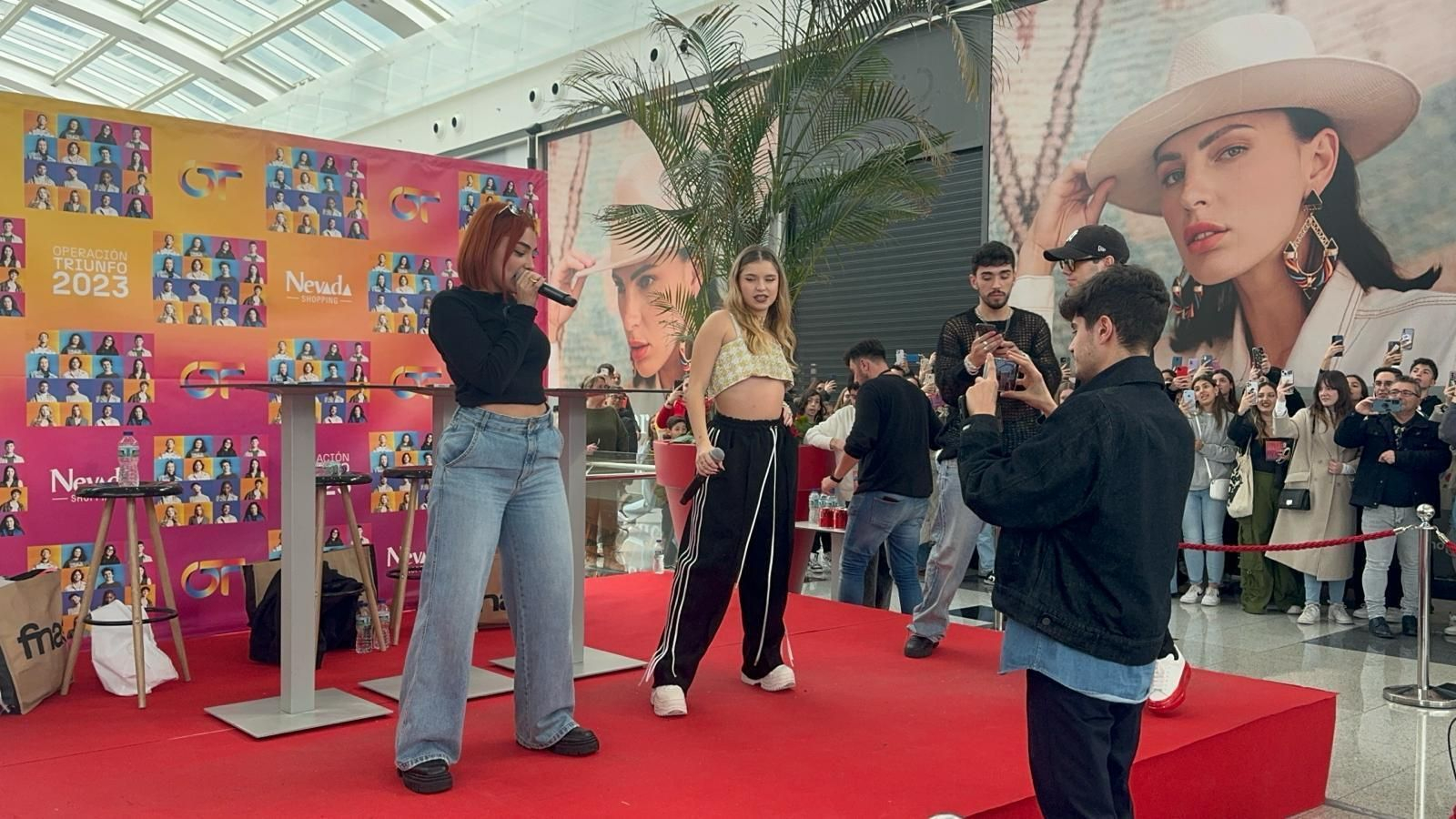 Pasión por OT en Granada: Denna, Violeta y Álex Martínez firman discos