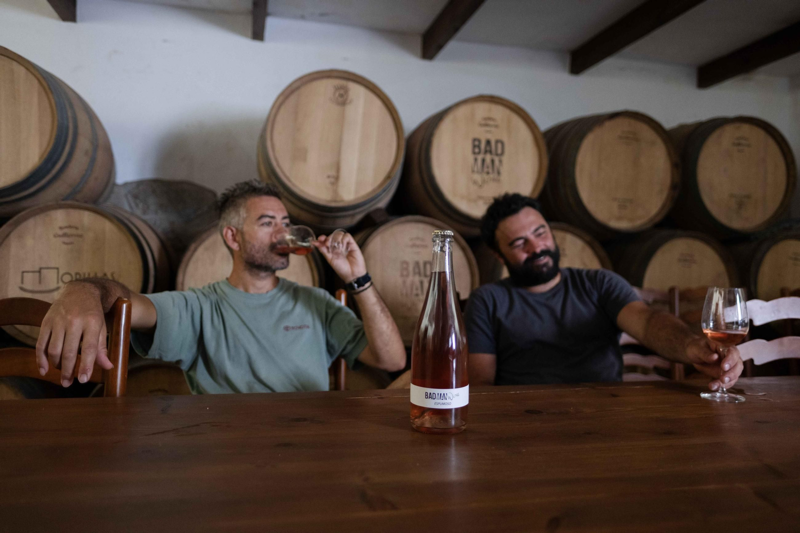 Simbad Romero y Manuel Carrizosa junto a su nuevo vino.