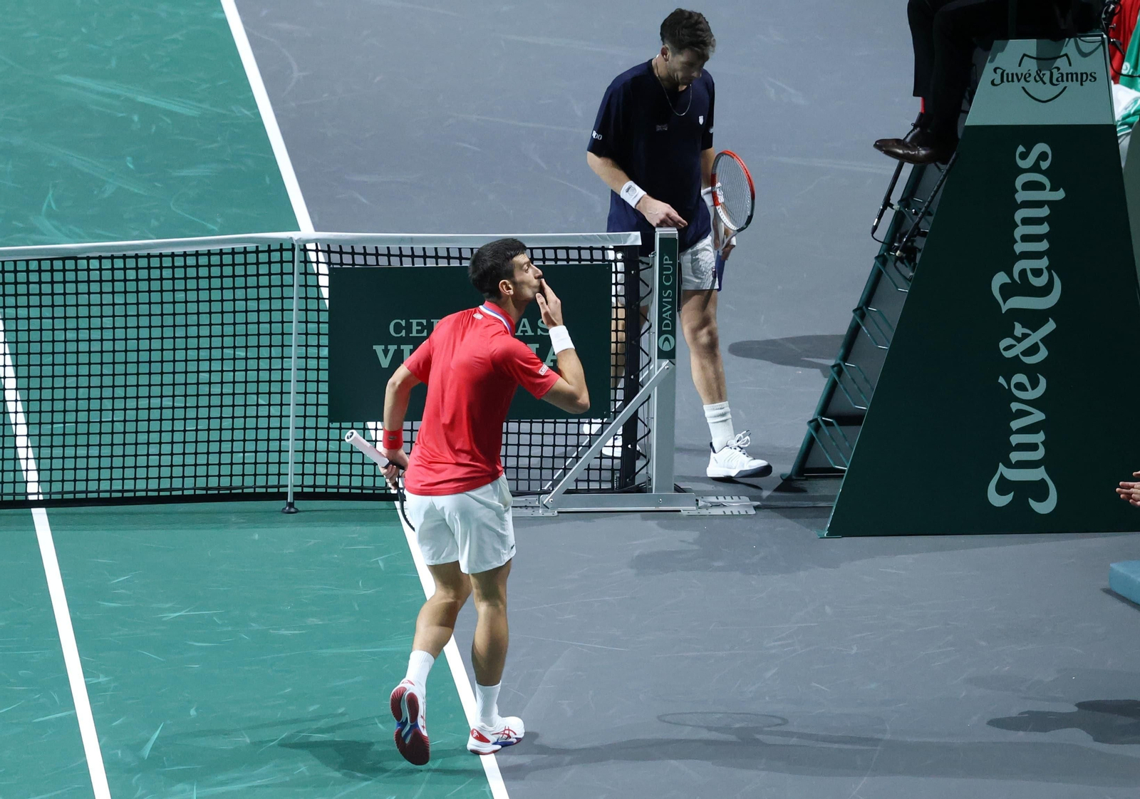 Djokovic lanza besos a la afición británica.