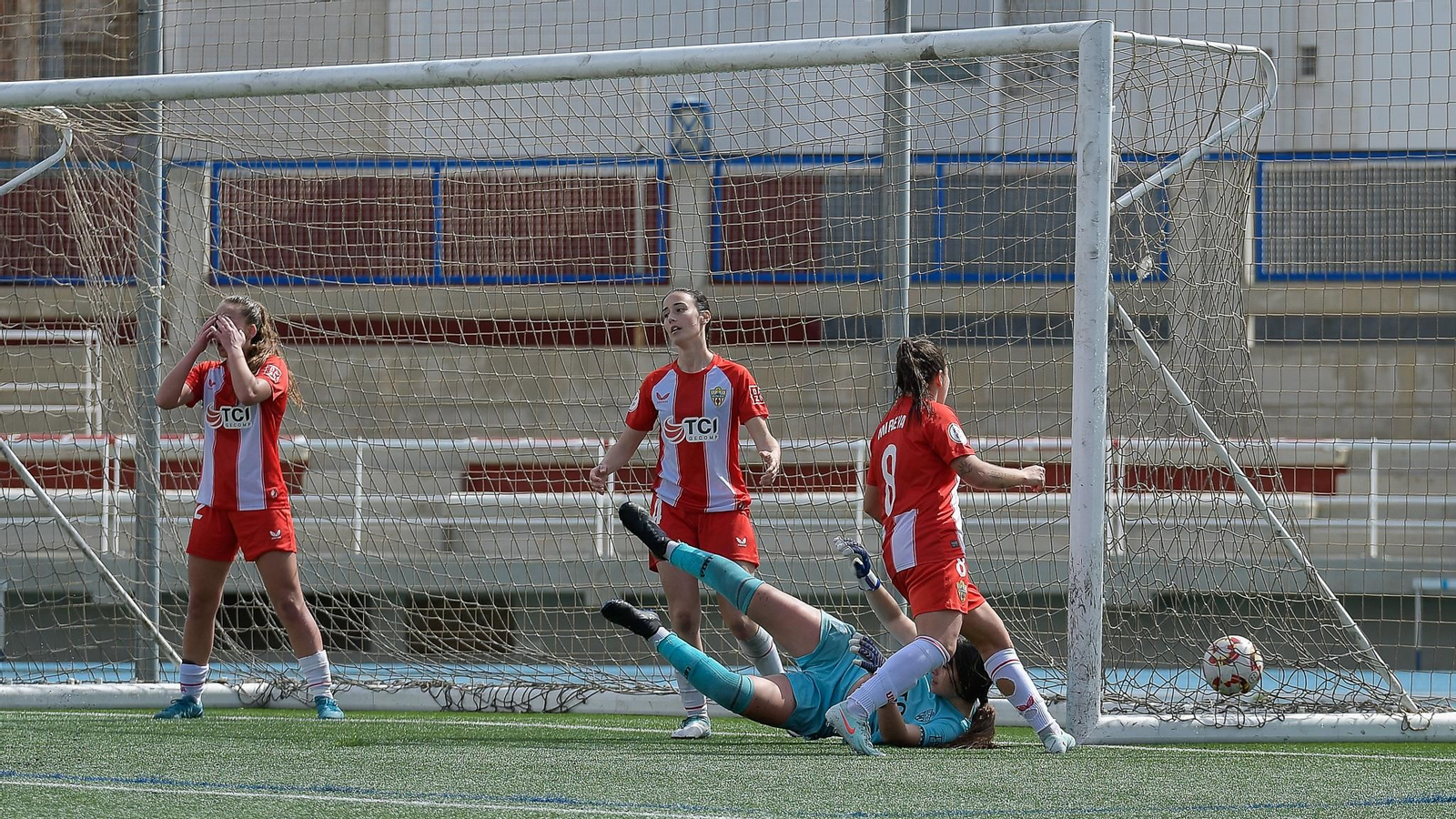 Las rojiblancas se lamentan del gol encajado en el descuento que les impidió hacerse con la victoria.