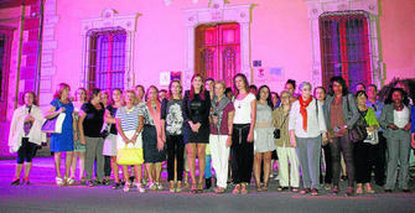 La concejala de Políticas de Igualdad, Carolina Lafita, junto al centro de la mujer de Alcalde Muñoz, que también se vistió de morado.